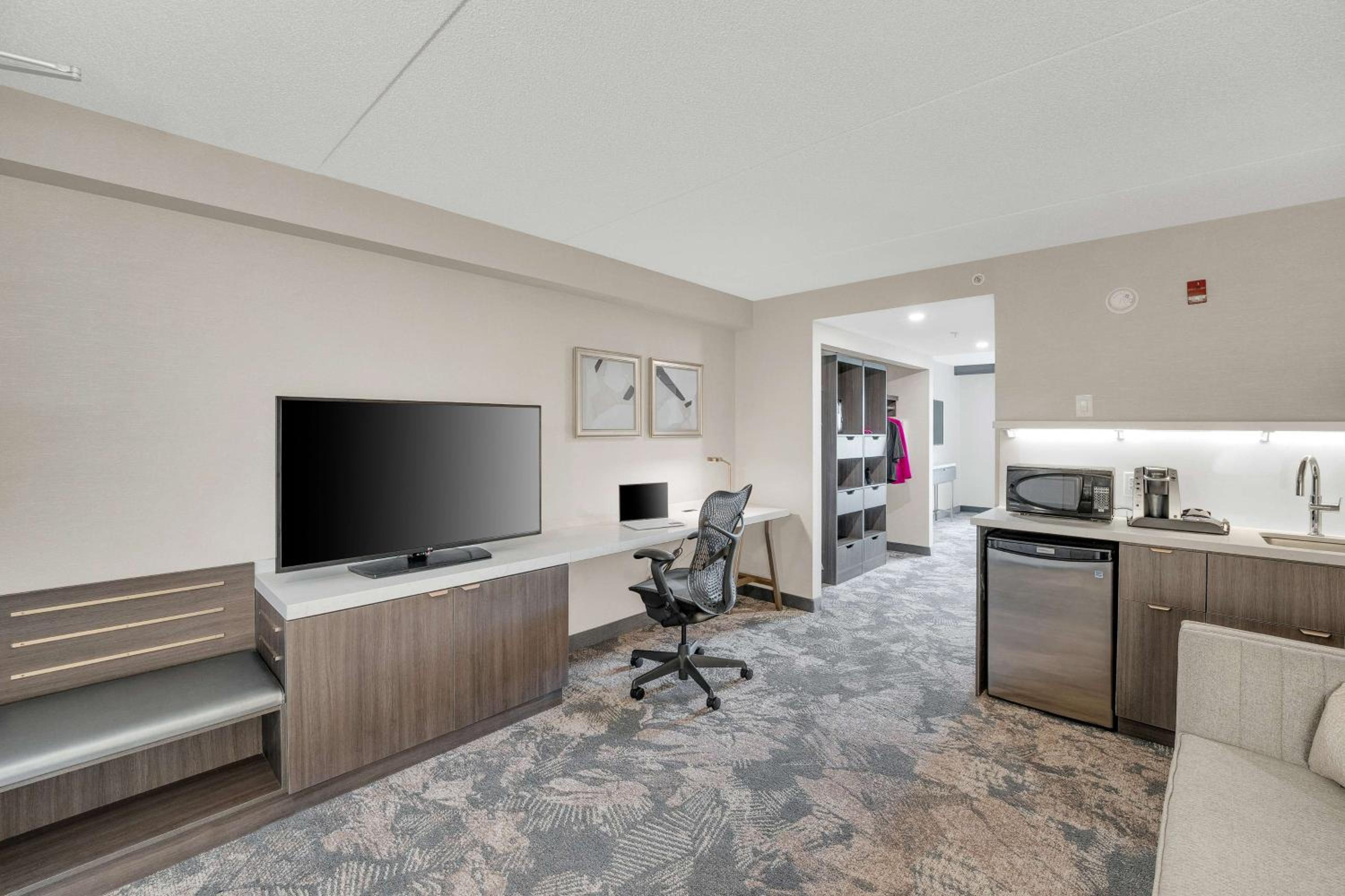 One-Bedroom King Suite - Photo 3