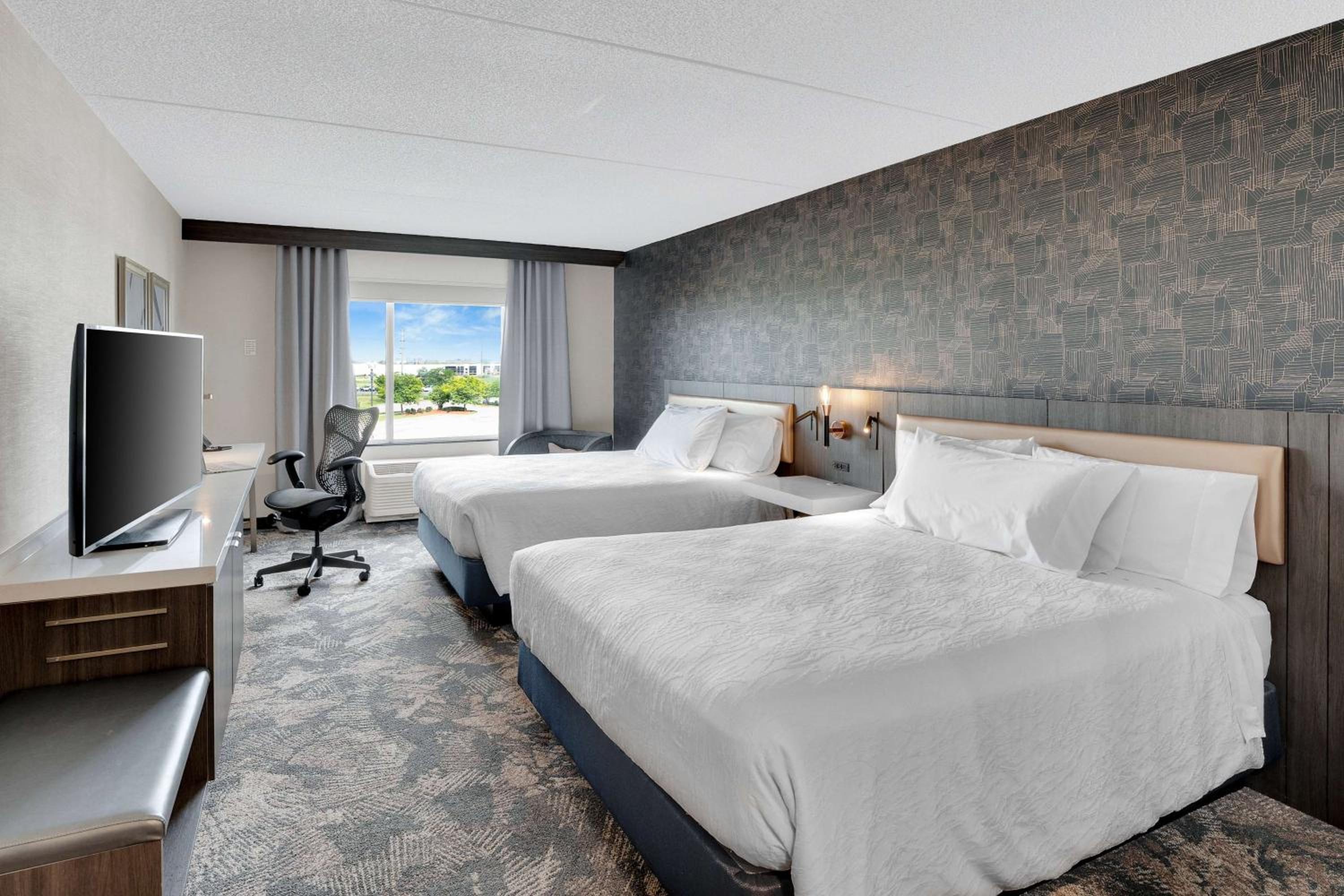 Queen Room with Two Queen Beds - Photo 2