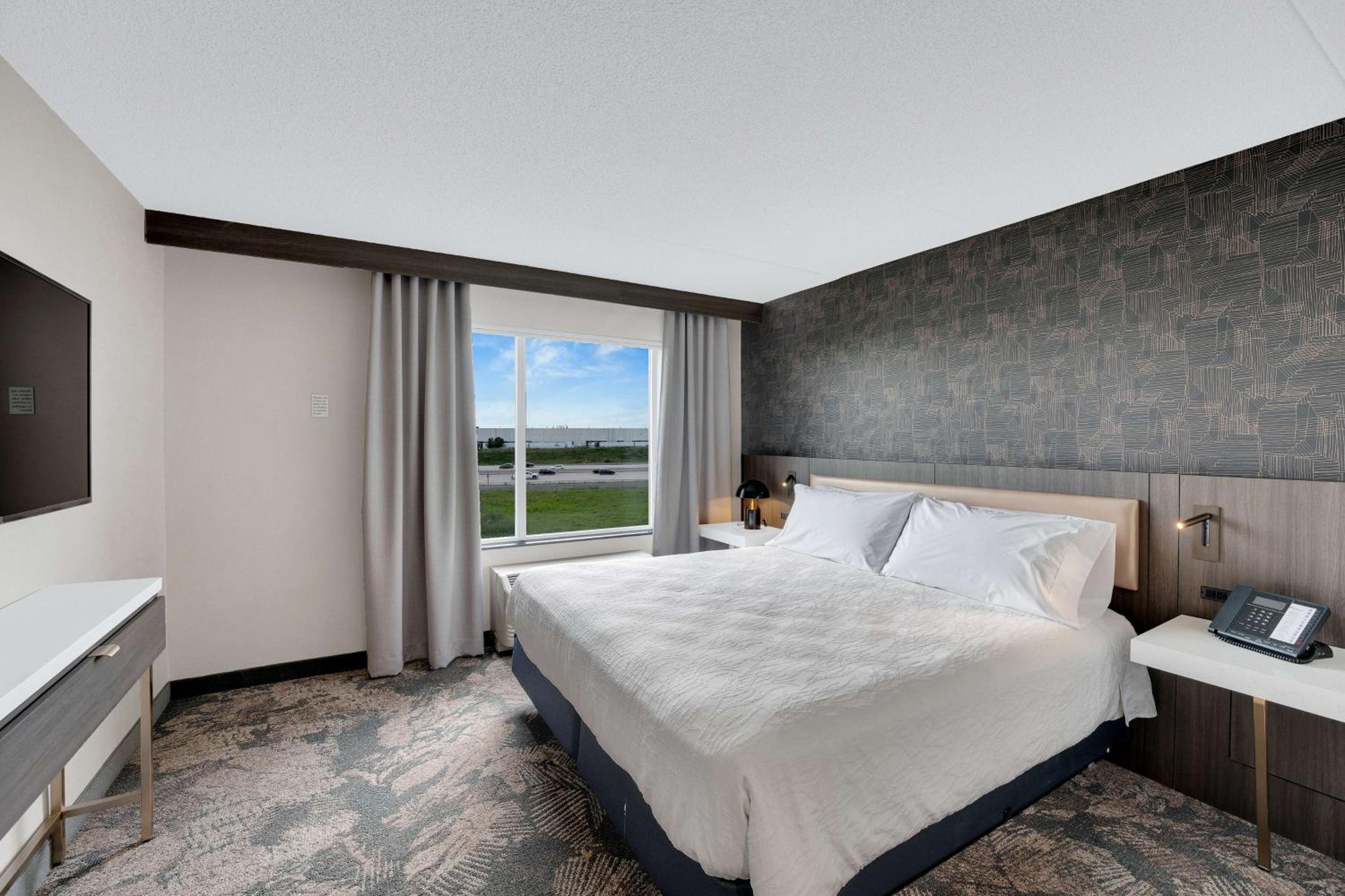 One-Bedroom King Suite - Photo 2