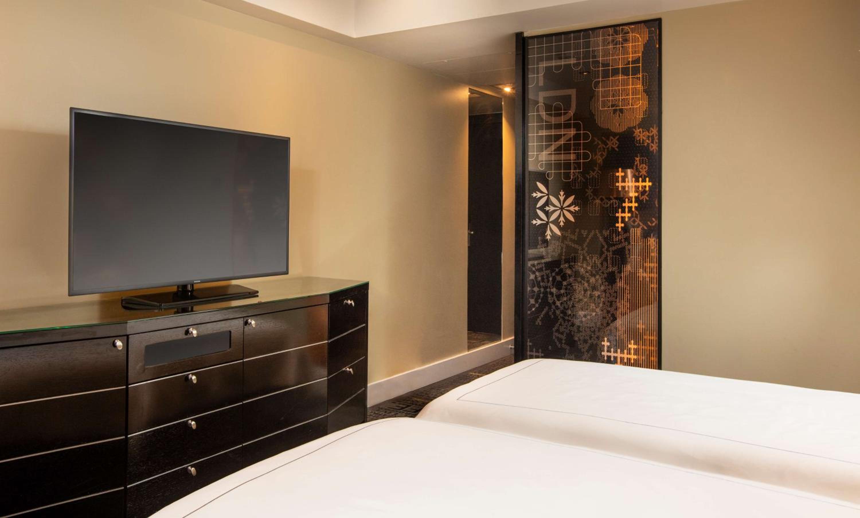 Deluxe Twin Room with Sofa Bed photo 3