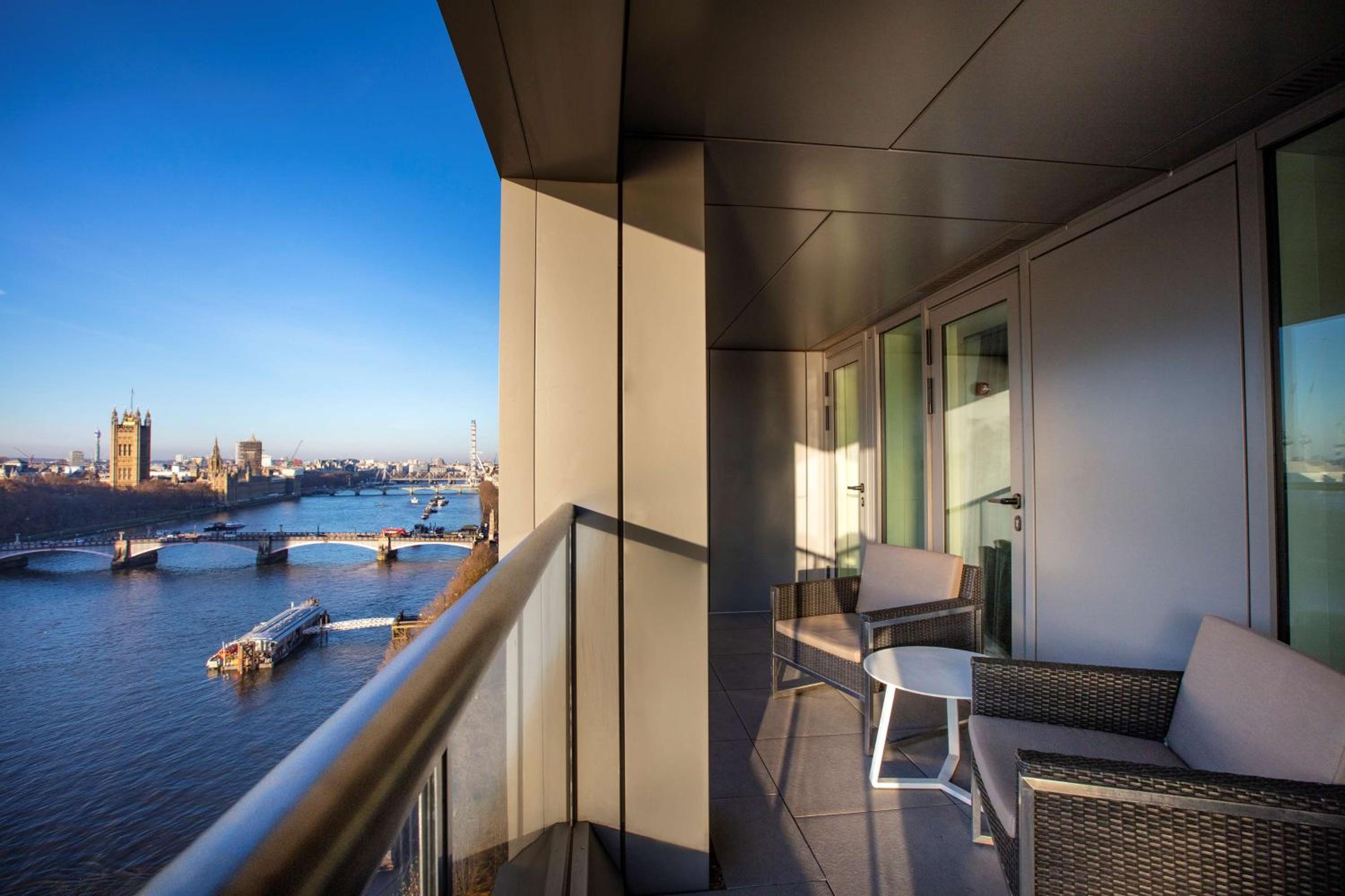One-Bedroom Suite with Balcony and River View photo 2