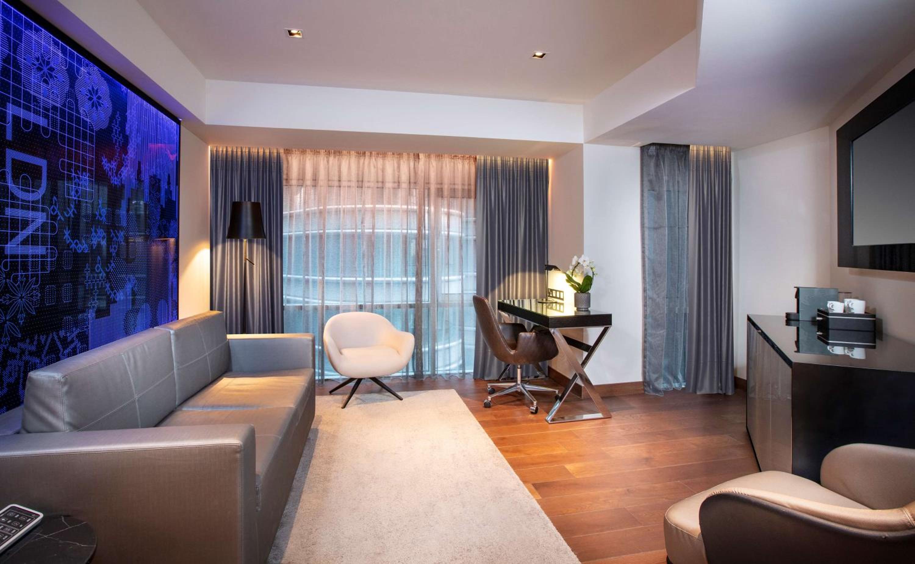 One-Bedroom Suite with Kitchenette 