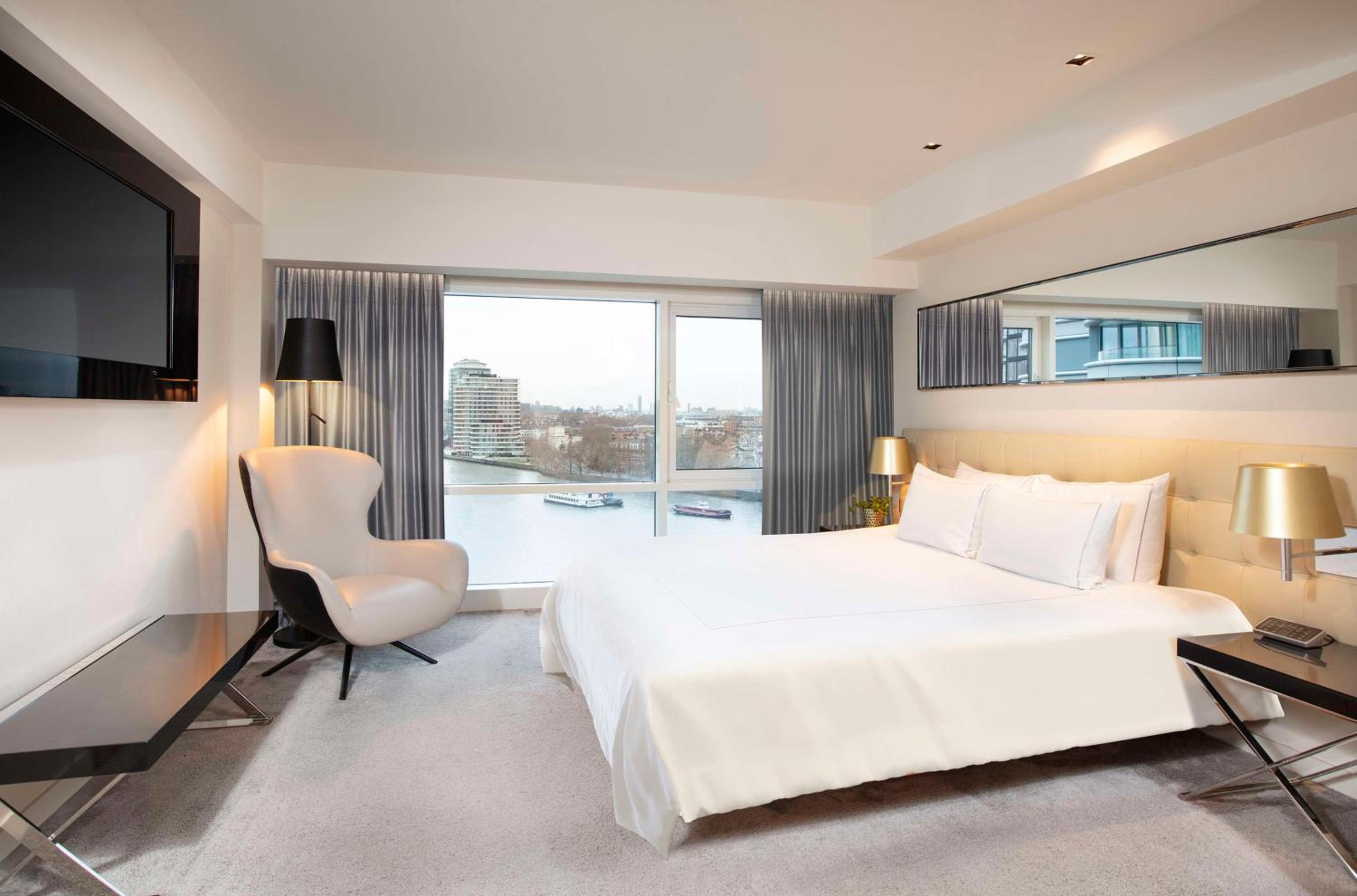 One-Bedroom Suite with Kitchenette and River View
