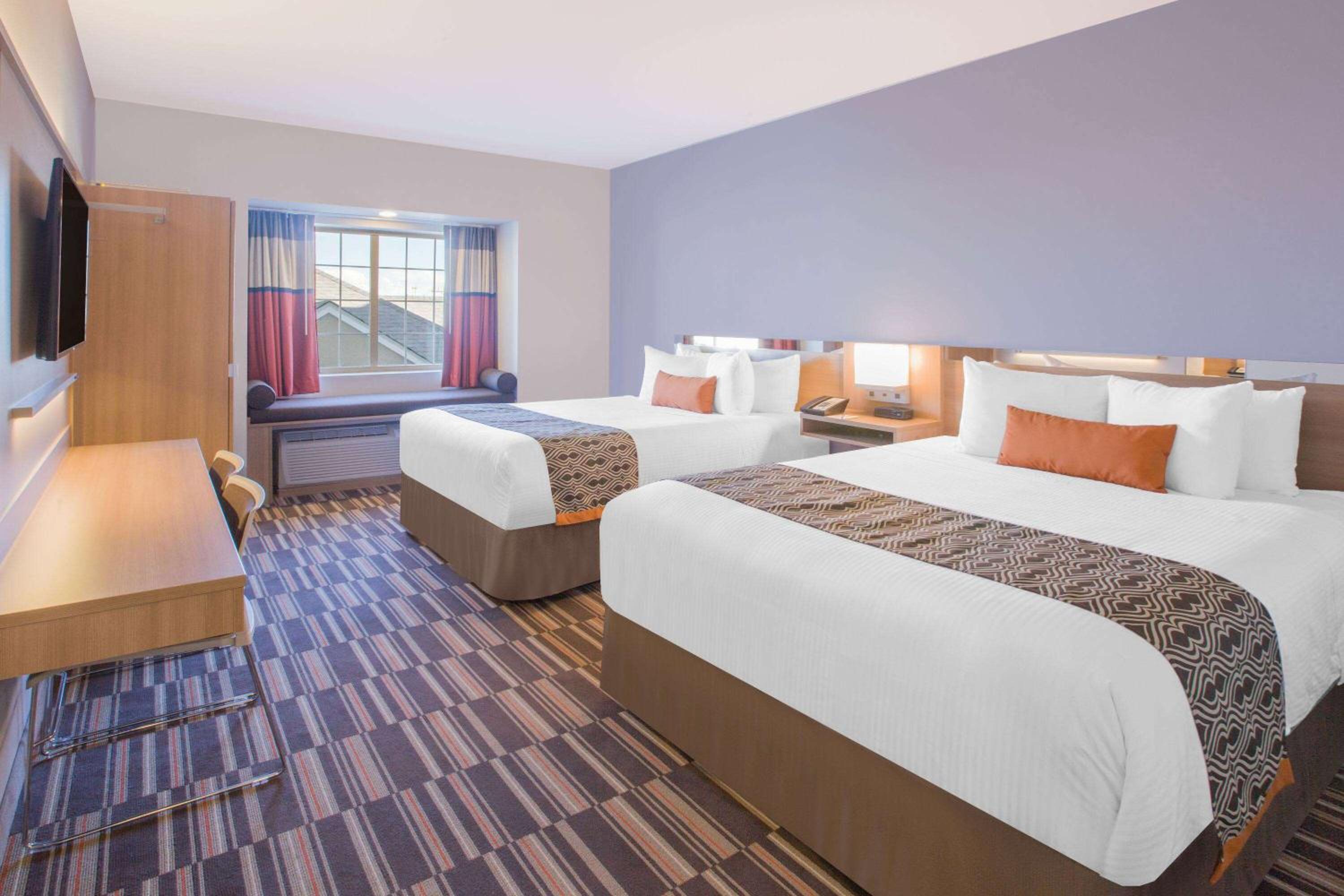 Queen Room with Two Queen Beds - Non-Smoking photo 1