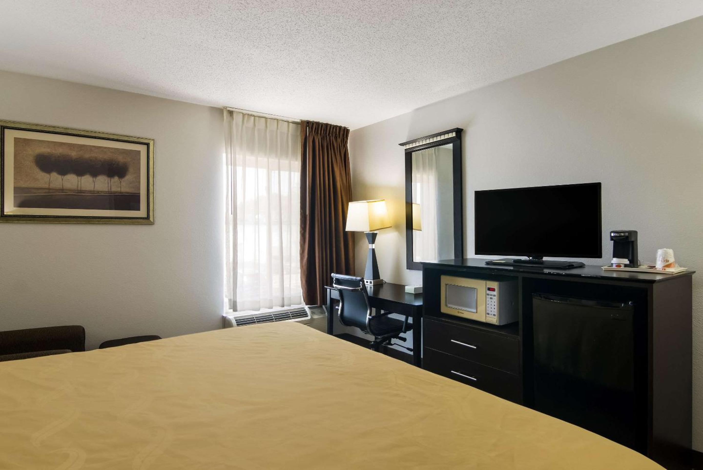 King Room - Non-Smoking - Photo 6