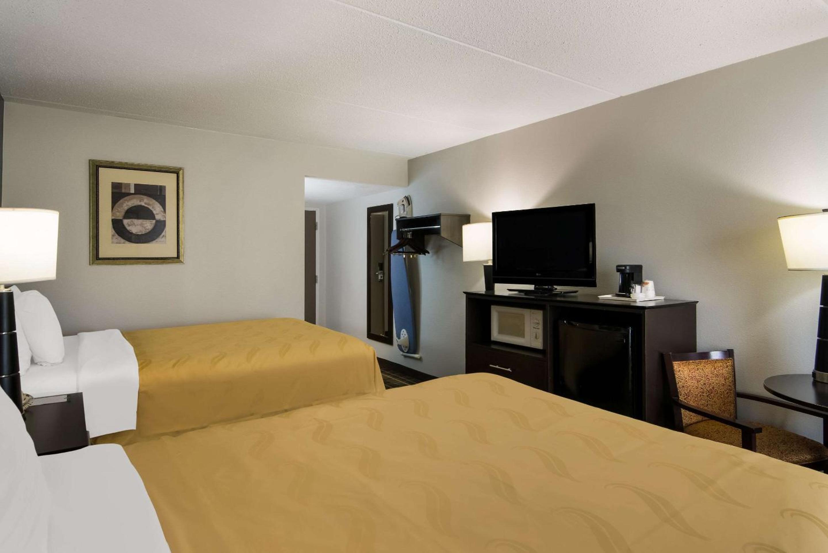 Quadruple Room with Two Queen Beds - Disability Access/Non Smoking - Photo 3