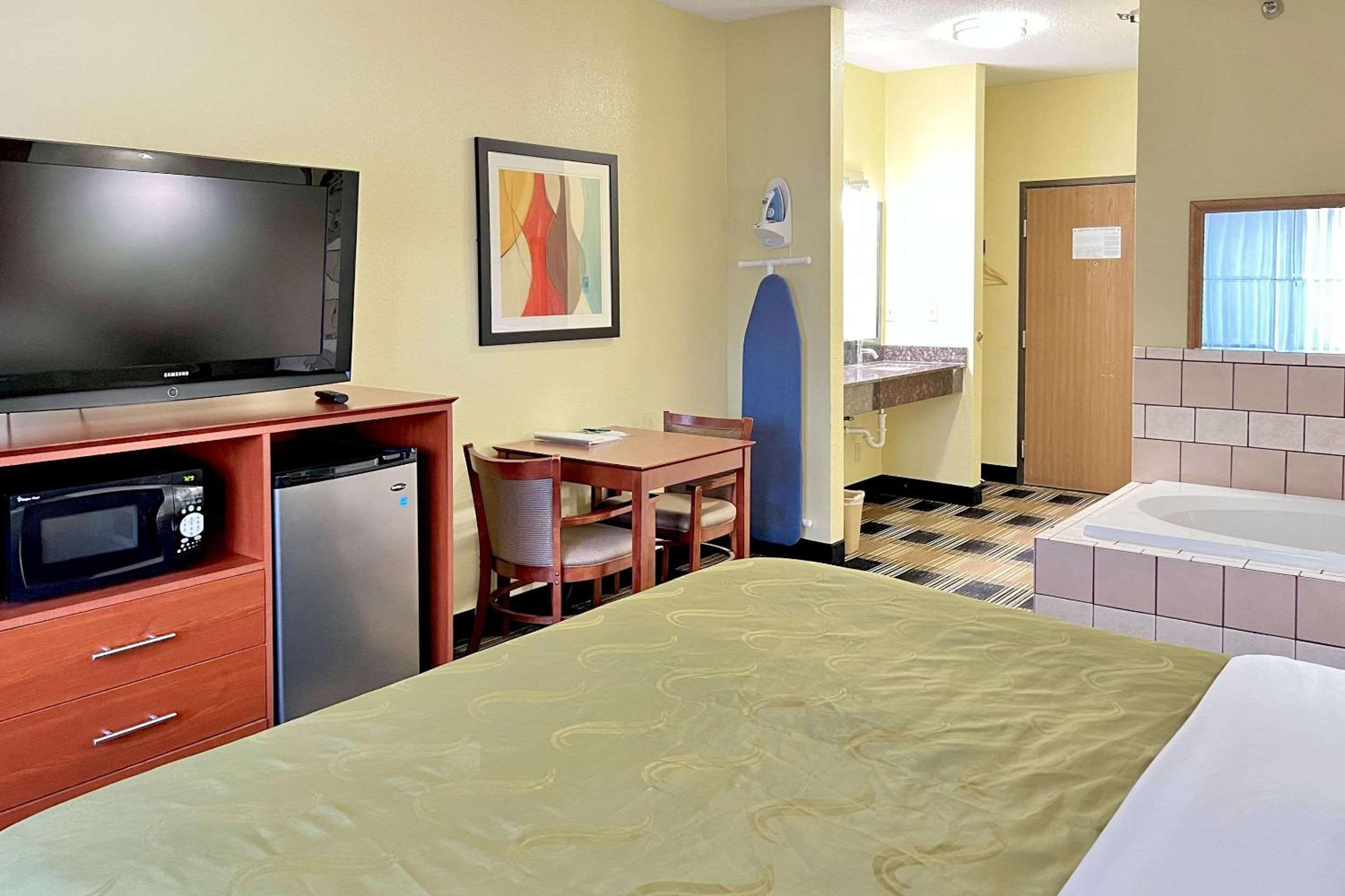 King Room with Whirlpool - Non Smoking/Interior Hall - Photo 1