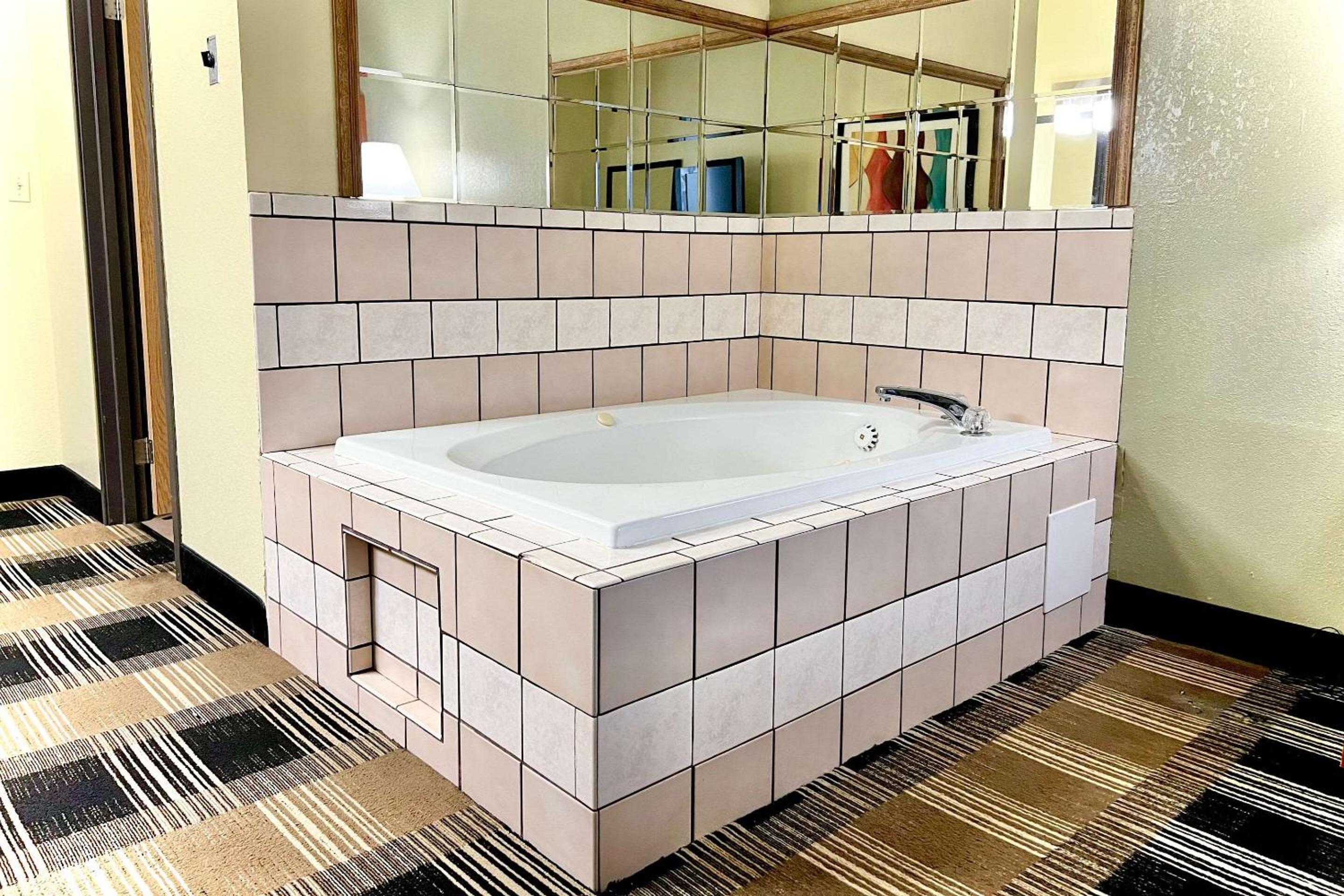 King Room with Whirlpool - Non Smoking/Interior Hall - Photo 2