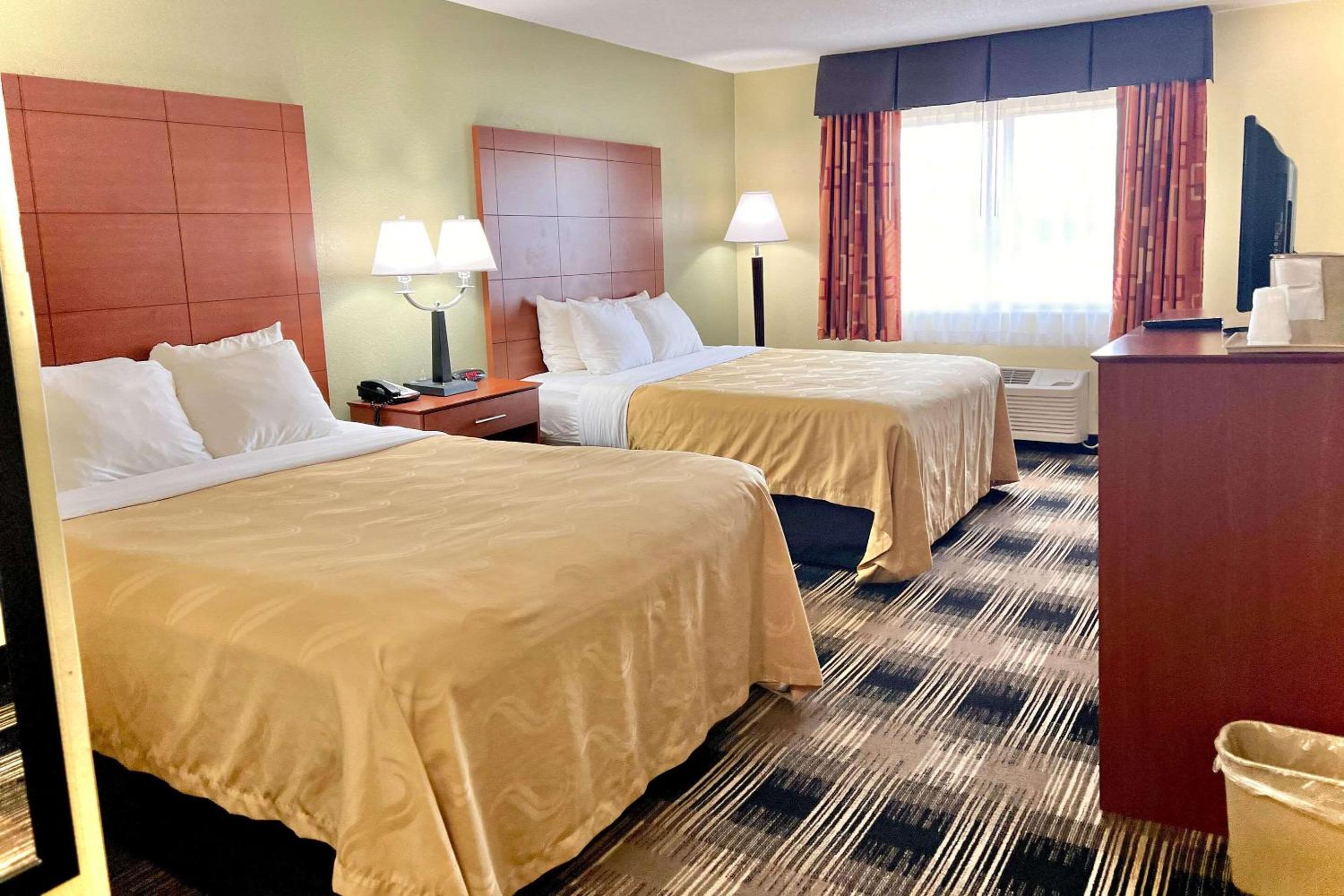 Queen Room with Two Queen Beds - Non-Smoking - Photo 11