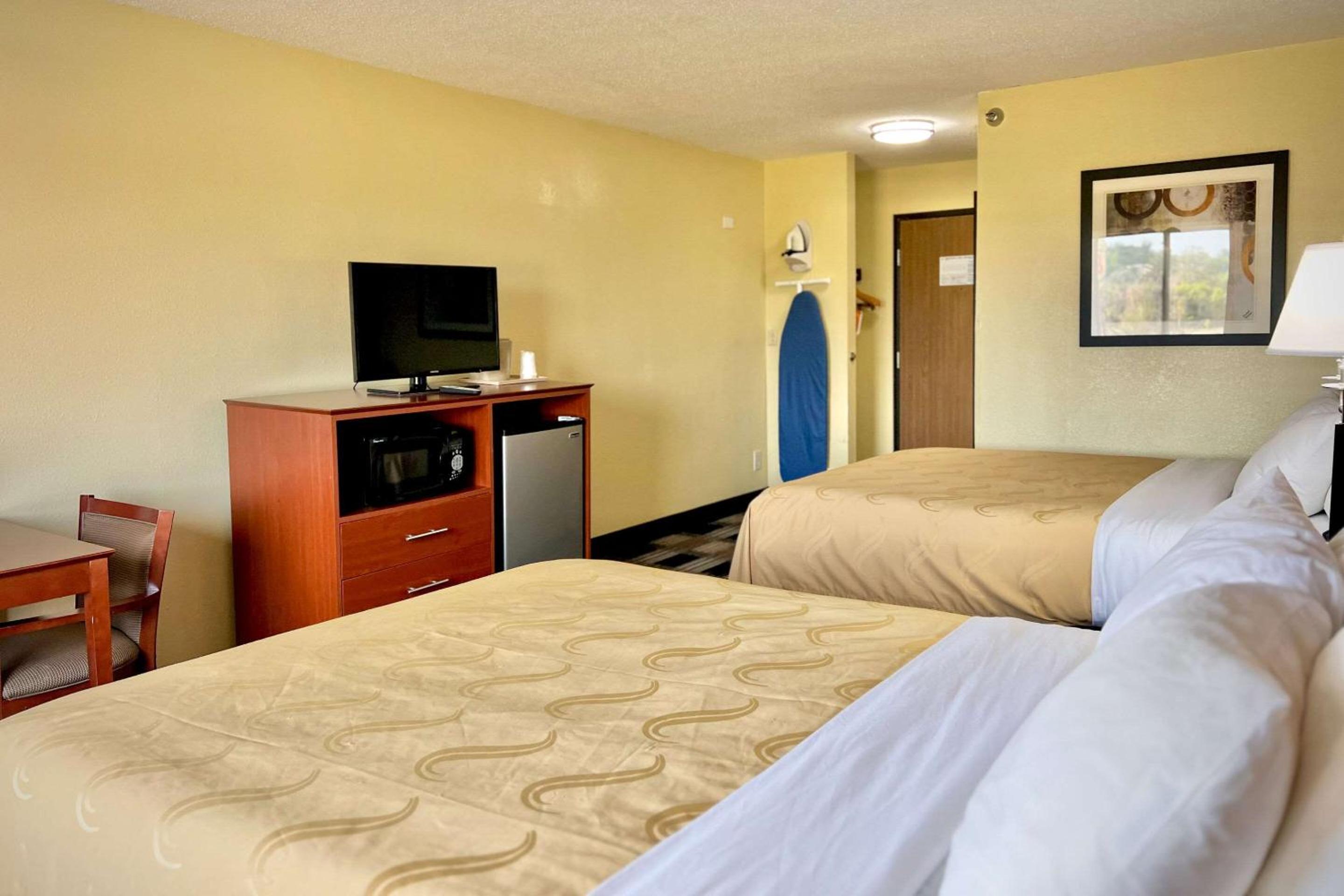 Queen Room with Two Queen Beds - Non-Smoking - Photo 1
