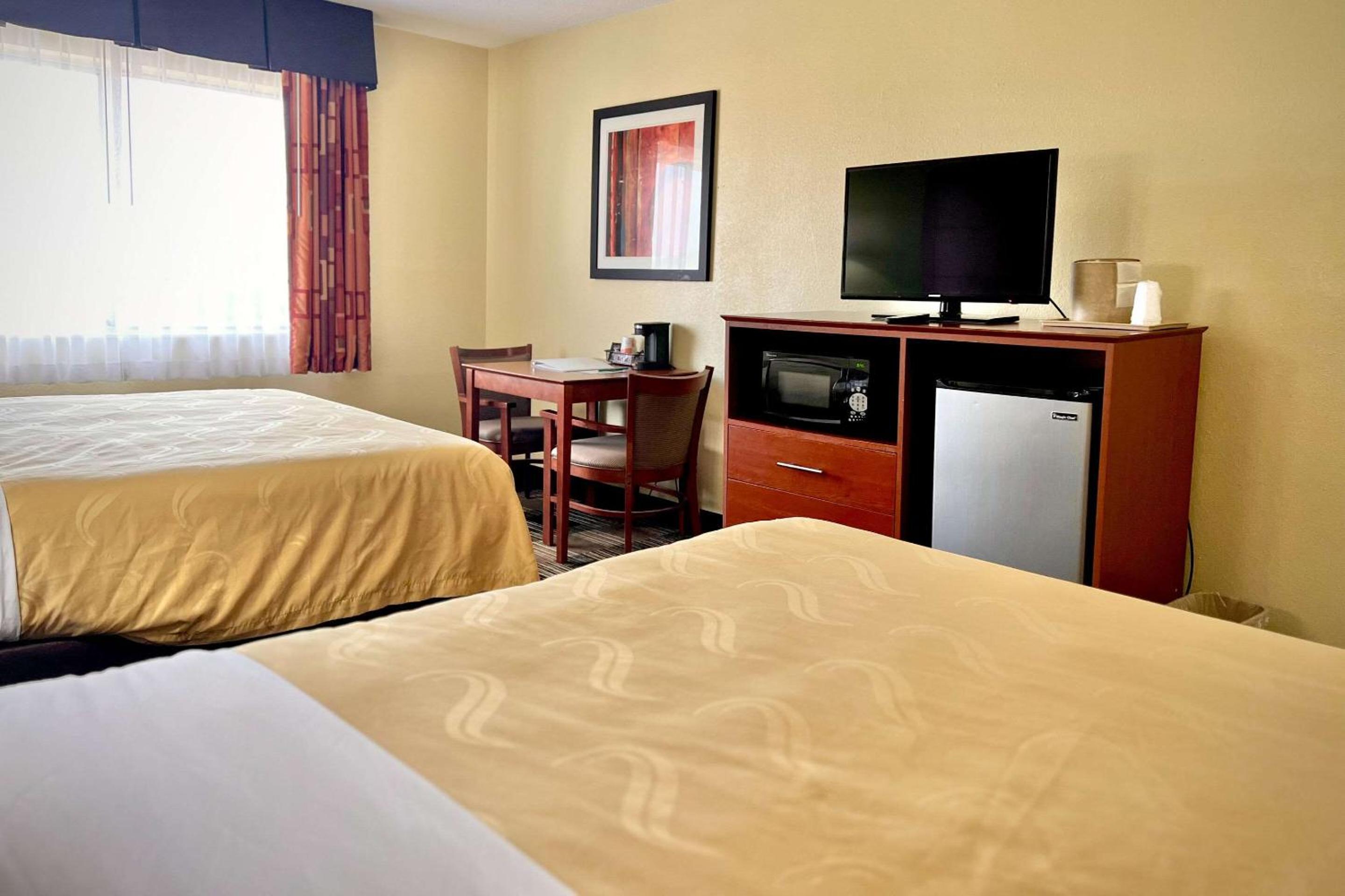 Queen Room with Two Queen Beds - Non-Smoking - Photo 6