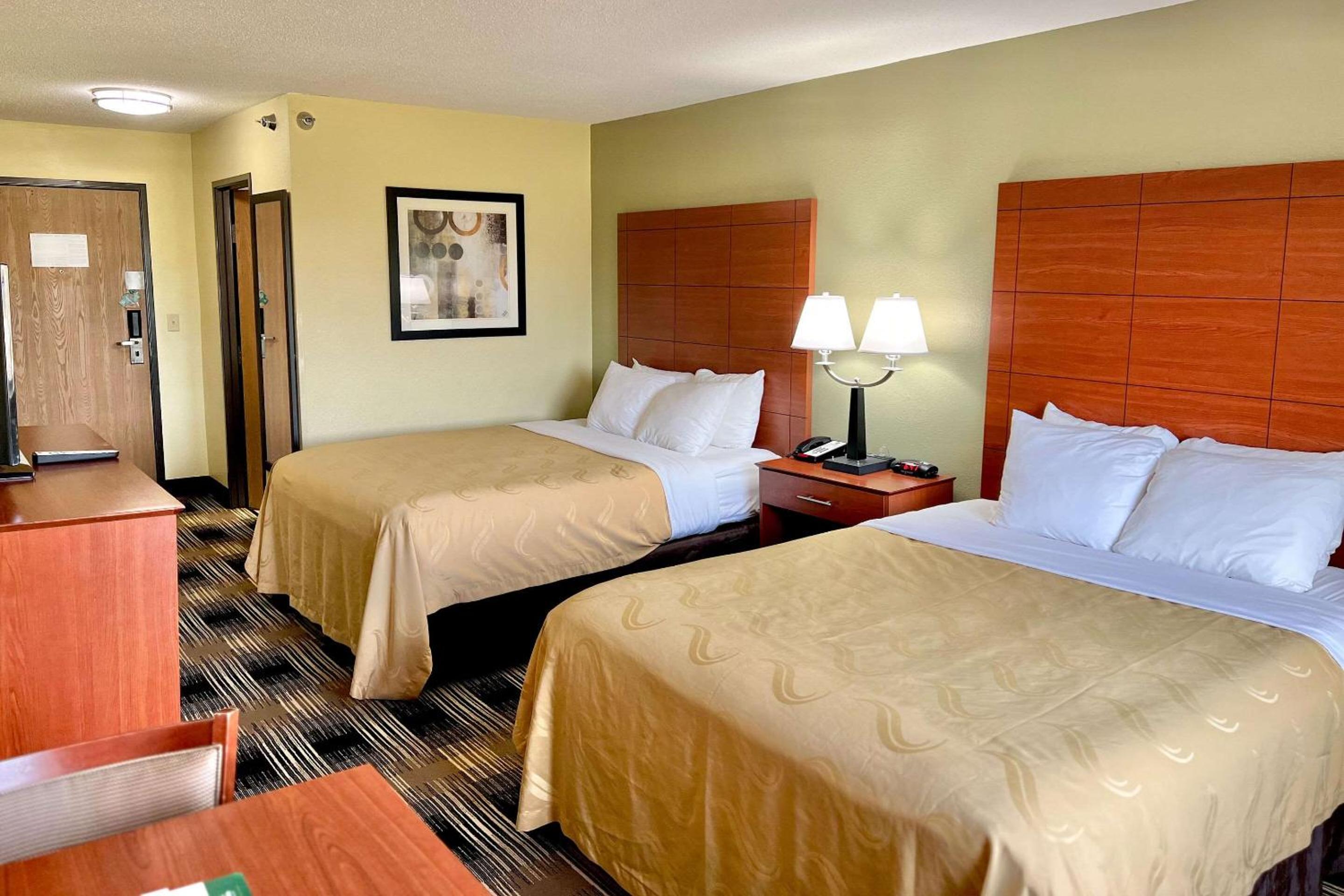Queen Room with Two Queen Beds - Non-Smoking - Photo 5