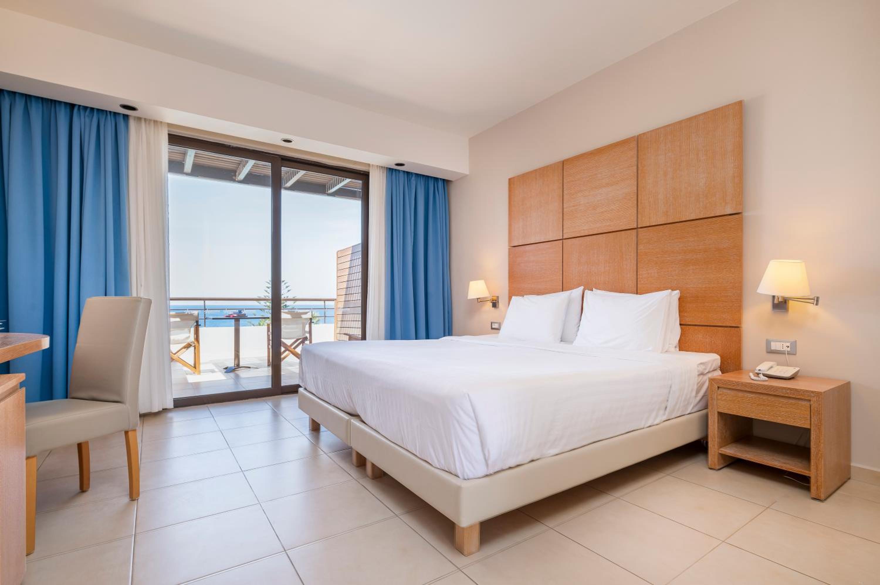 Double Room with Sea View thumbnail 5