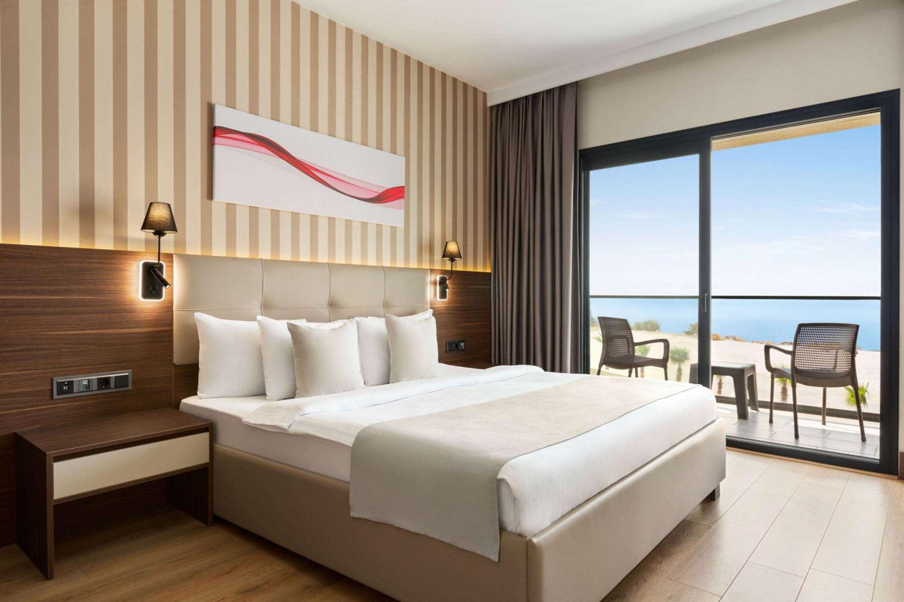 Standard Queen Room with Garden and Sea View - Non-Smoking - Photo 2