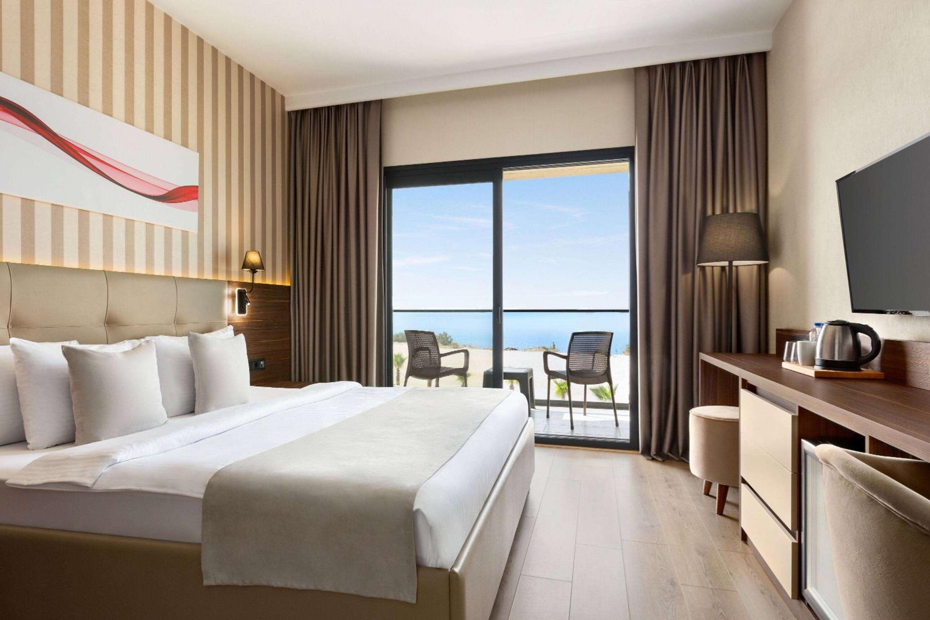 Standard Queen Room with Garden and Sea View - Non-Smoking - Photo 1