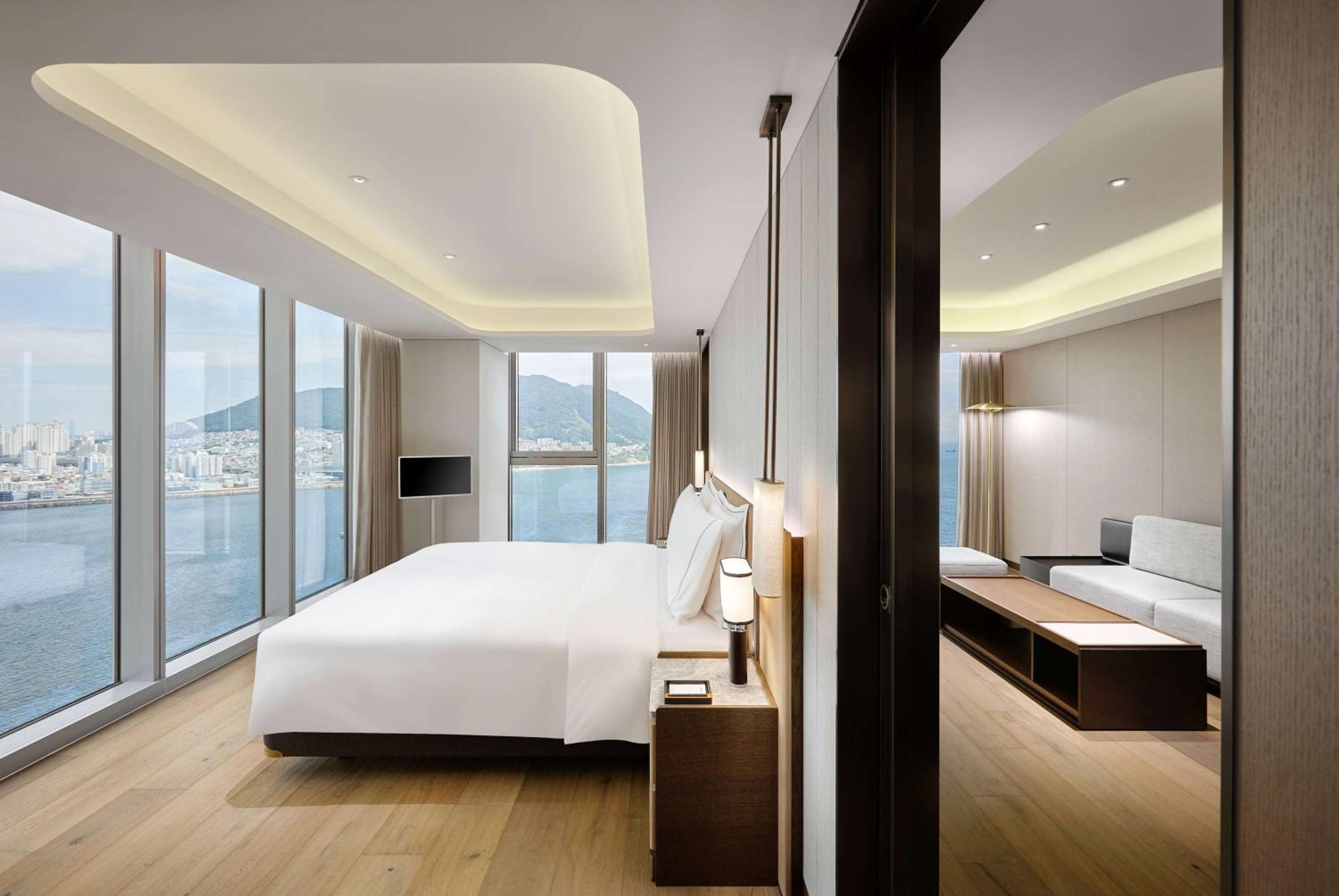Corner Suite - Photo 1