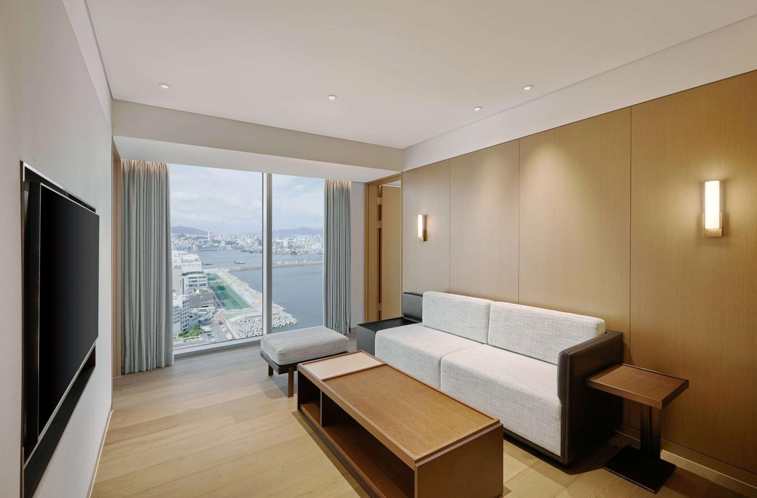 Corner Double Suite - Non-Smoking - Photo 2