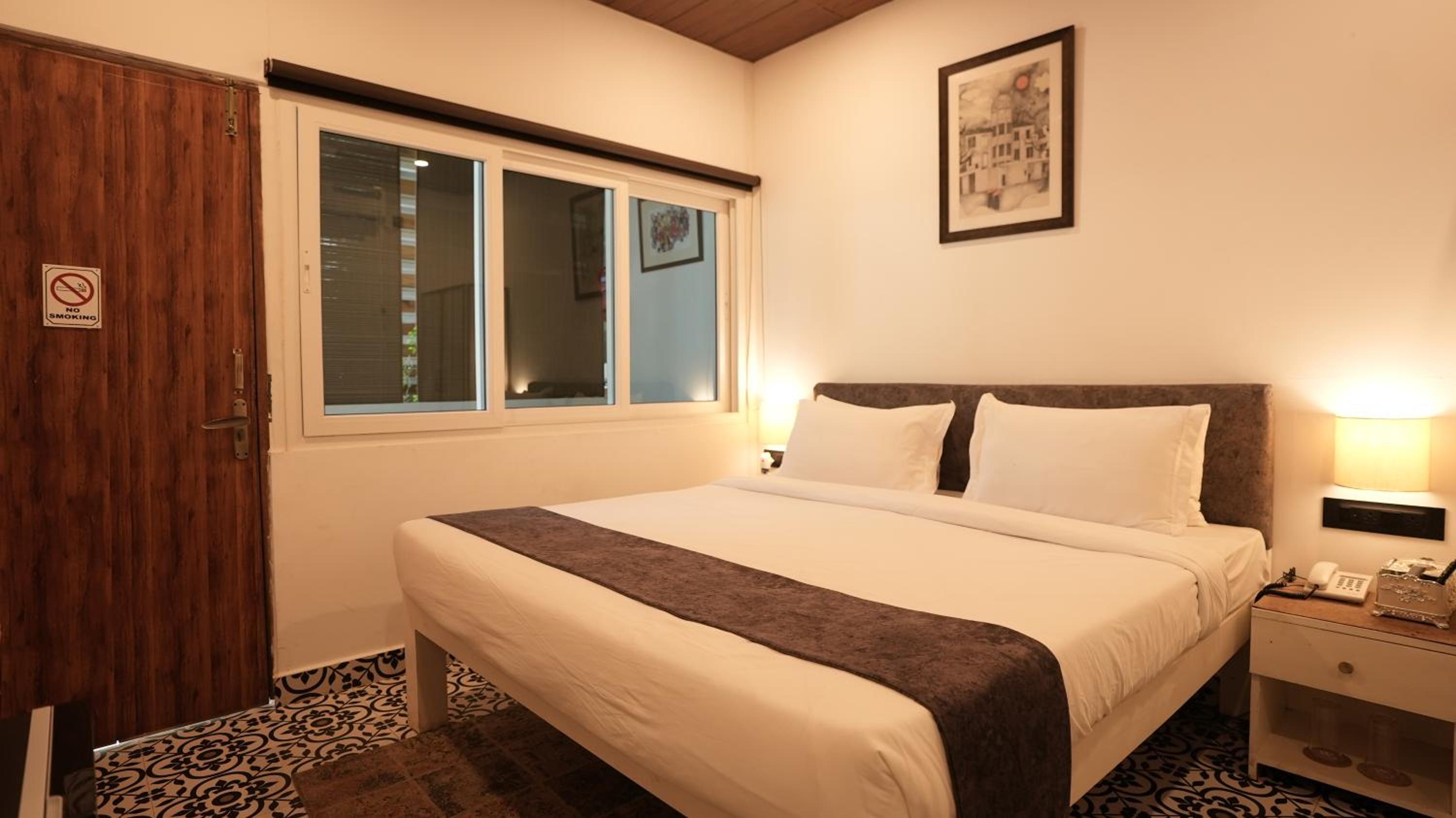 Deluxe Room with Pool View - Photo 10