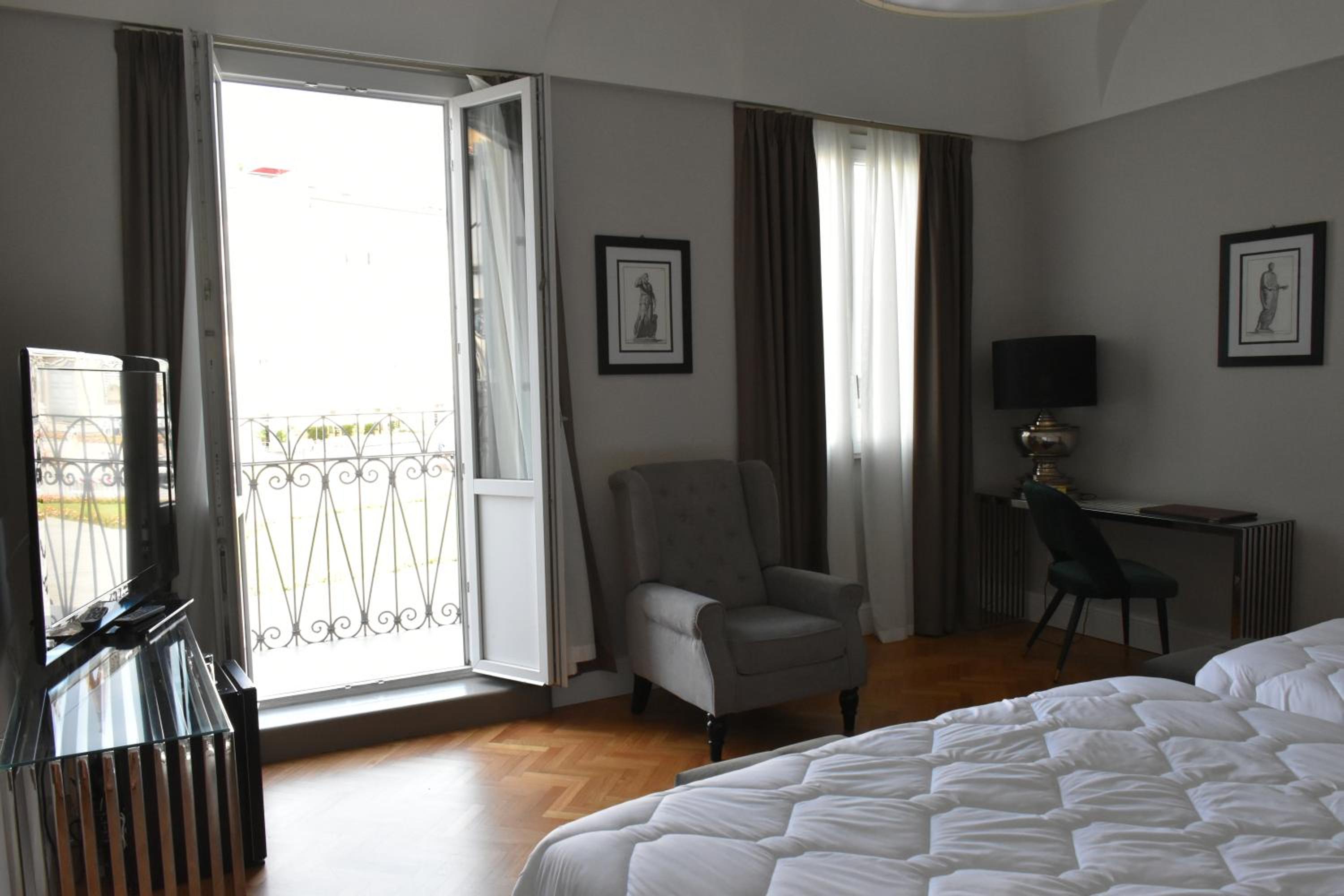 Family Suite with Balcony thumbnail 5