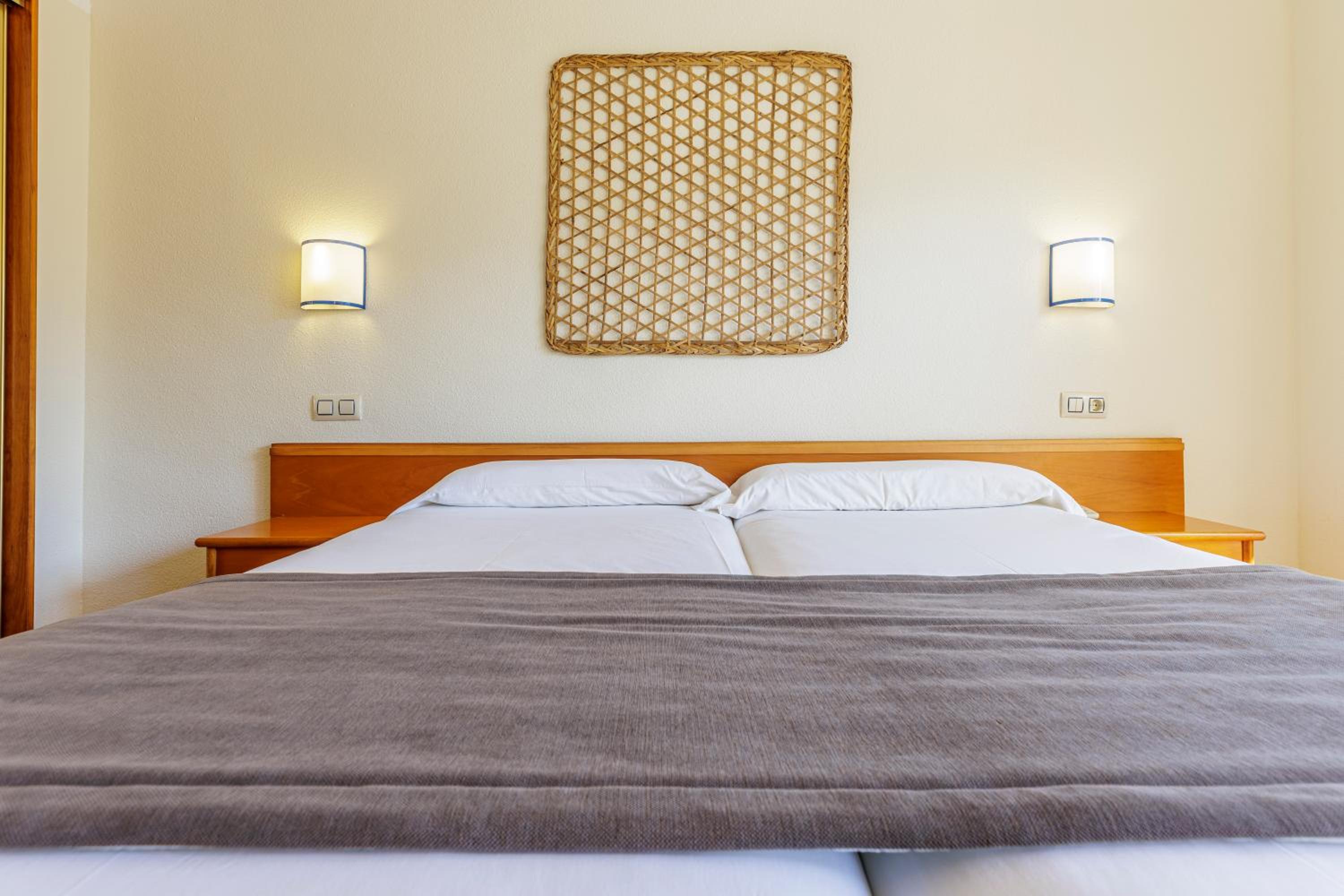 Double or Twin Room with a balcony - Photo 2