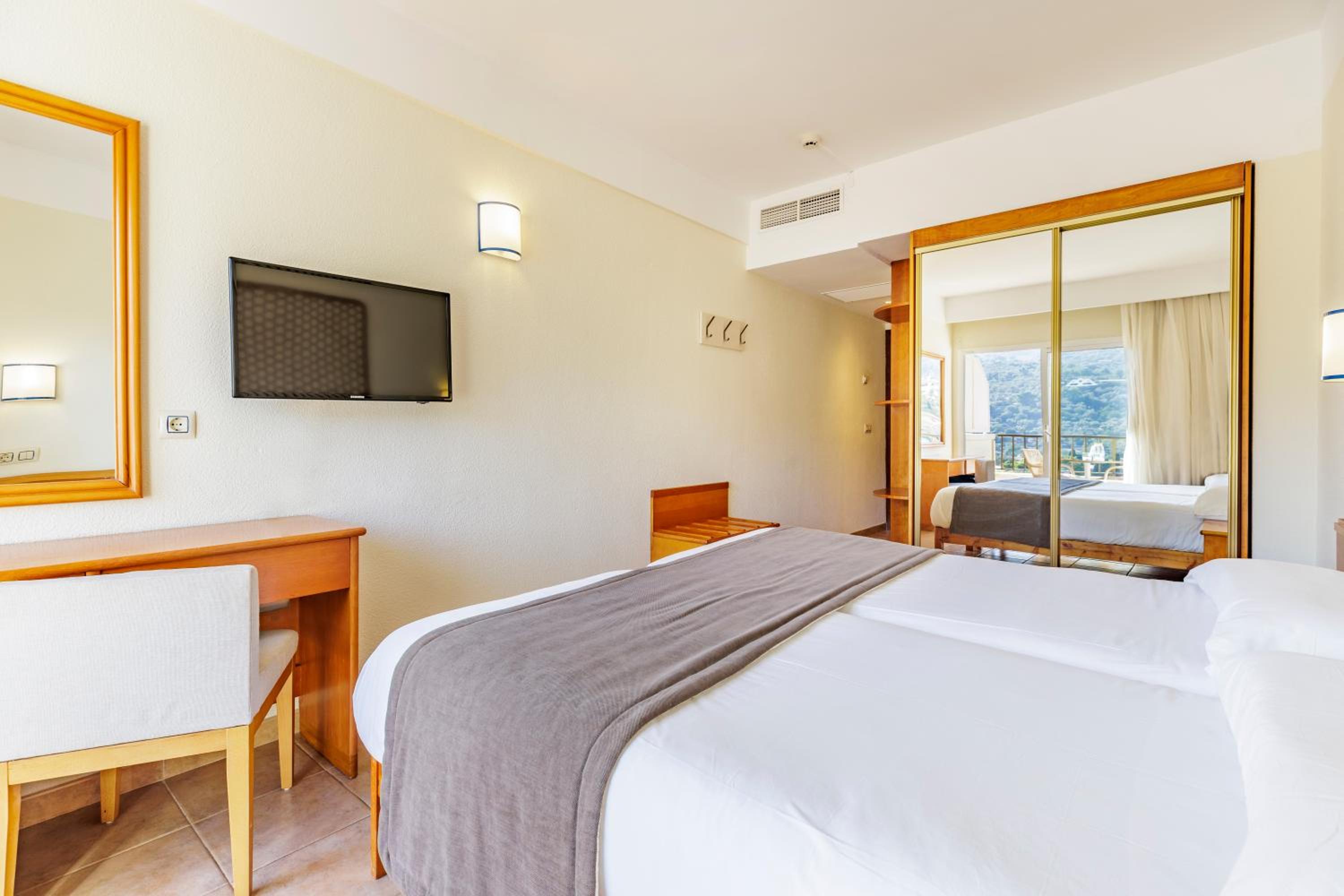 Double or Twin Room with a balcony - Photo 3