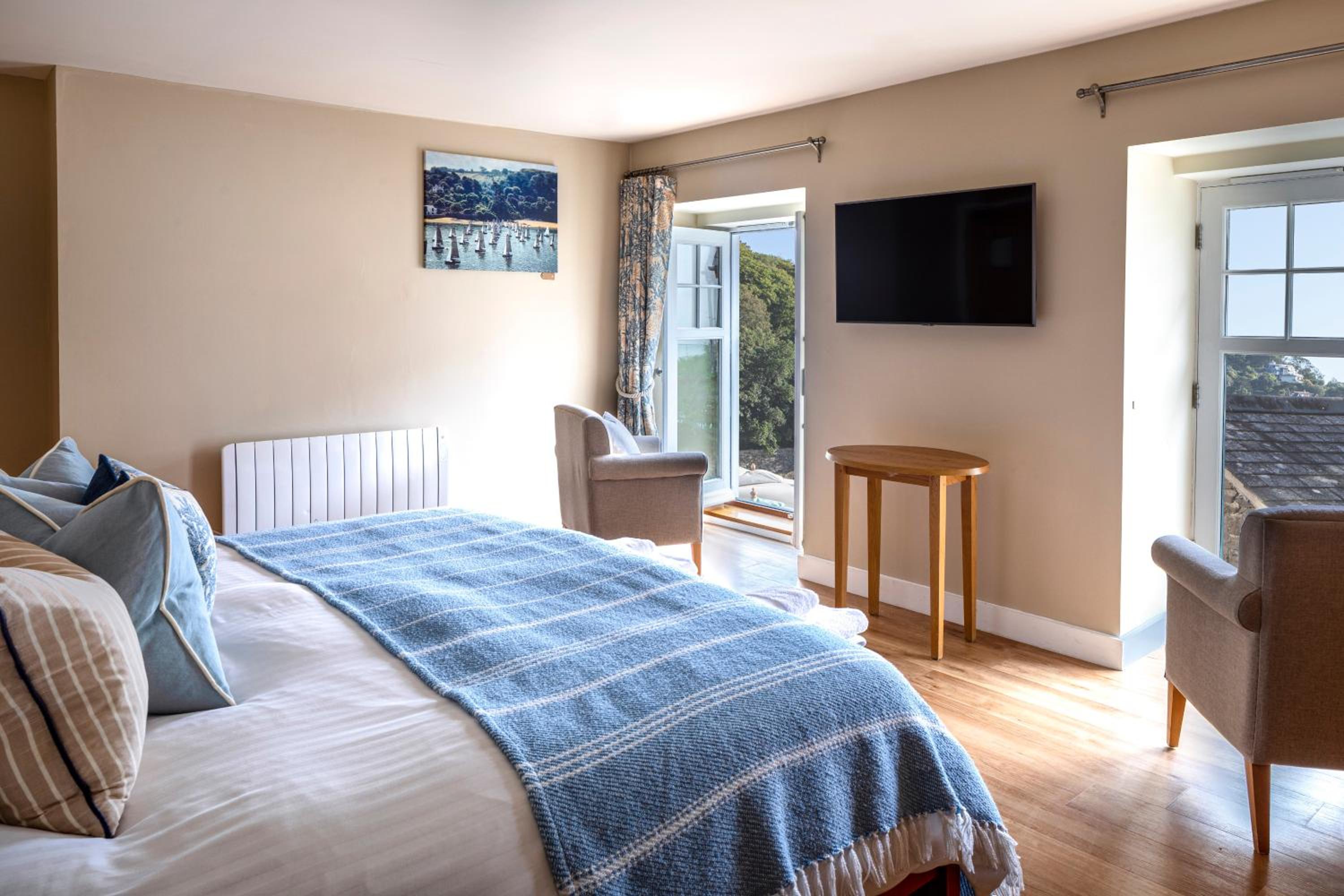 Deluxe Double Room with Side Sea View photo 2