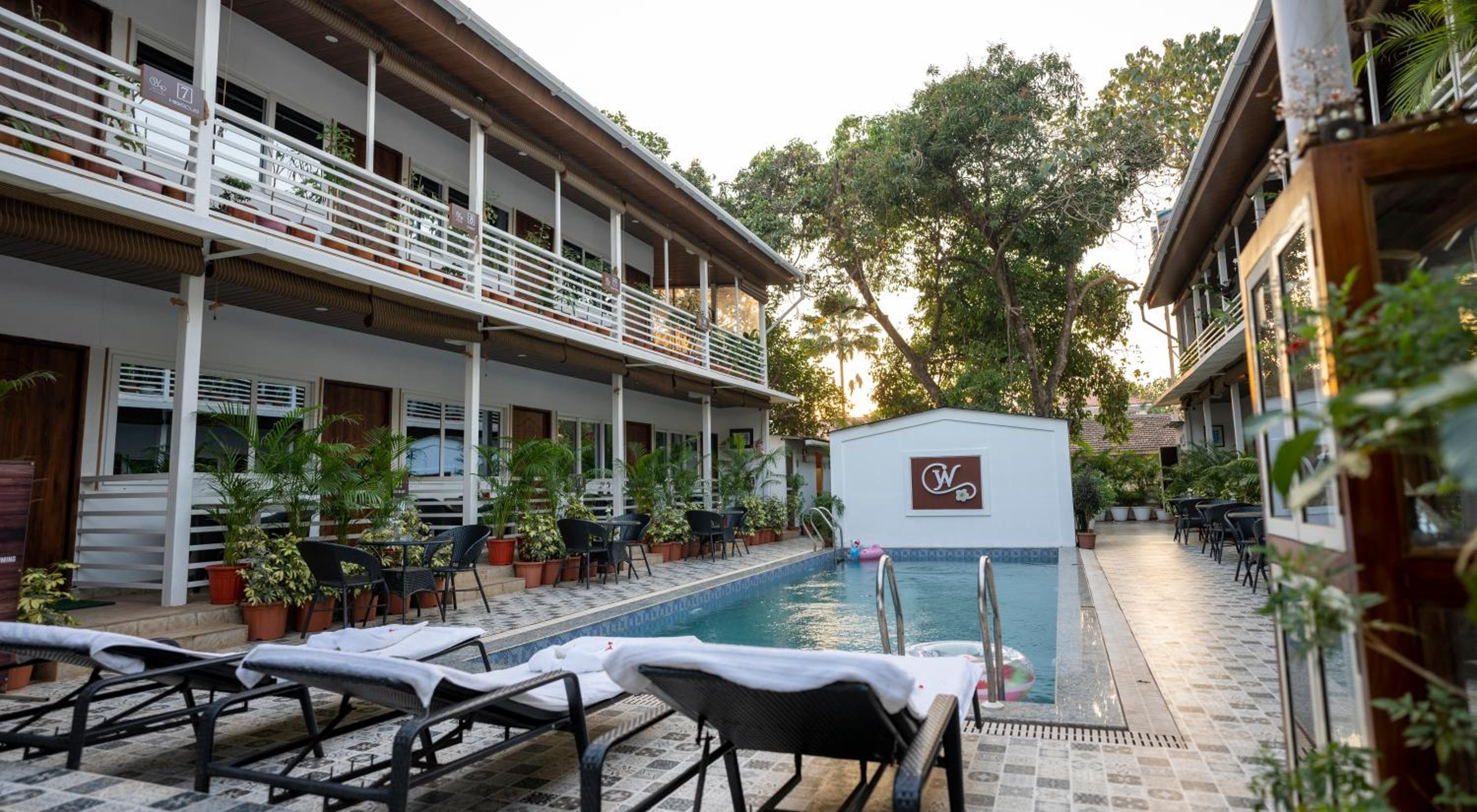 Deluxe Room with Pool View - Photo 8