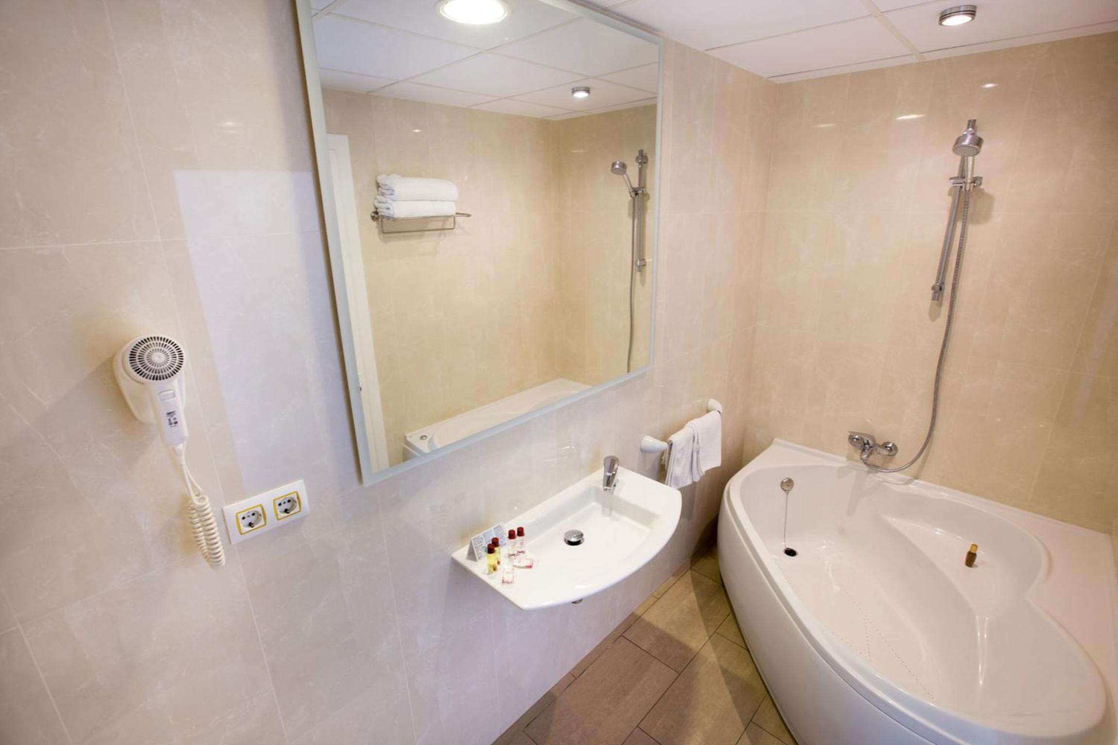 Habitación Doble con Bañera de Hidromasaje Habitación Doble con Bañera de Hidromasaje