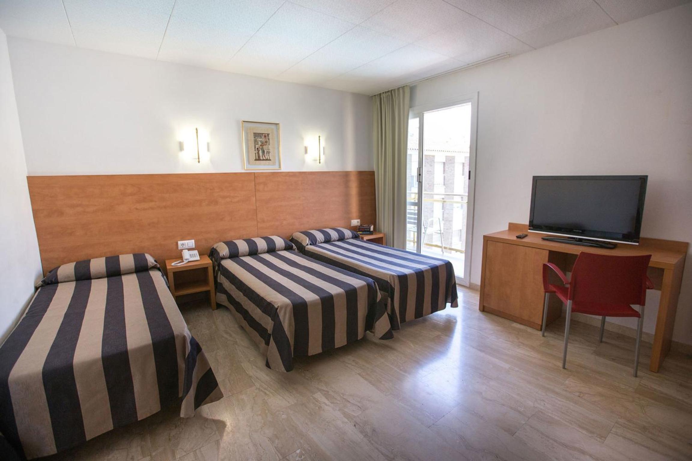 Habitación Triple Estándar con Vista a la Calle