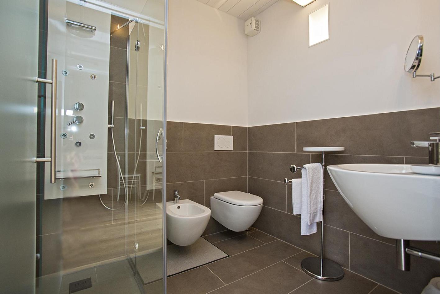 Superior Suite - Photo 10
