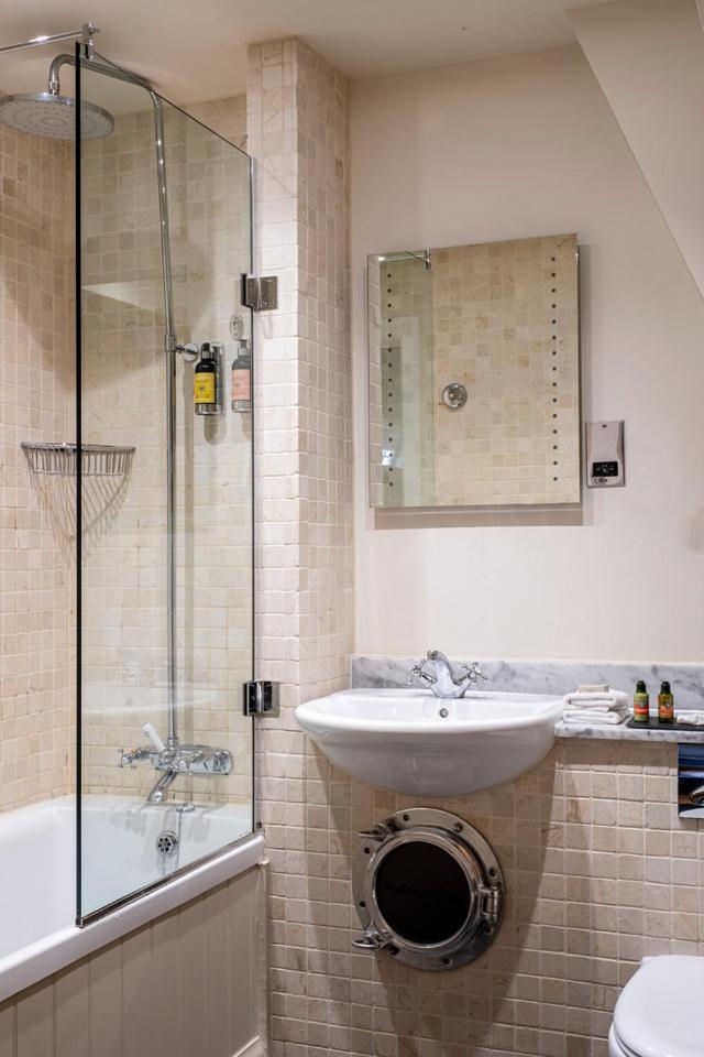 Standard Double Room - Photo 10