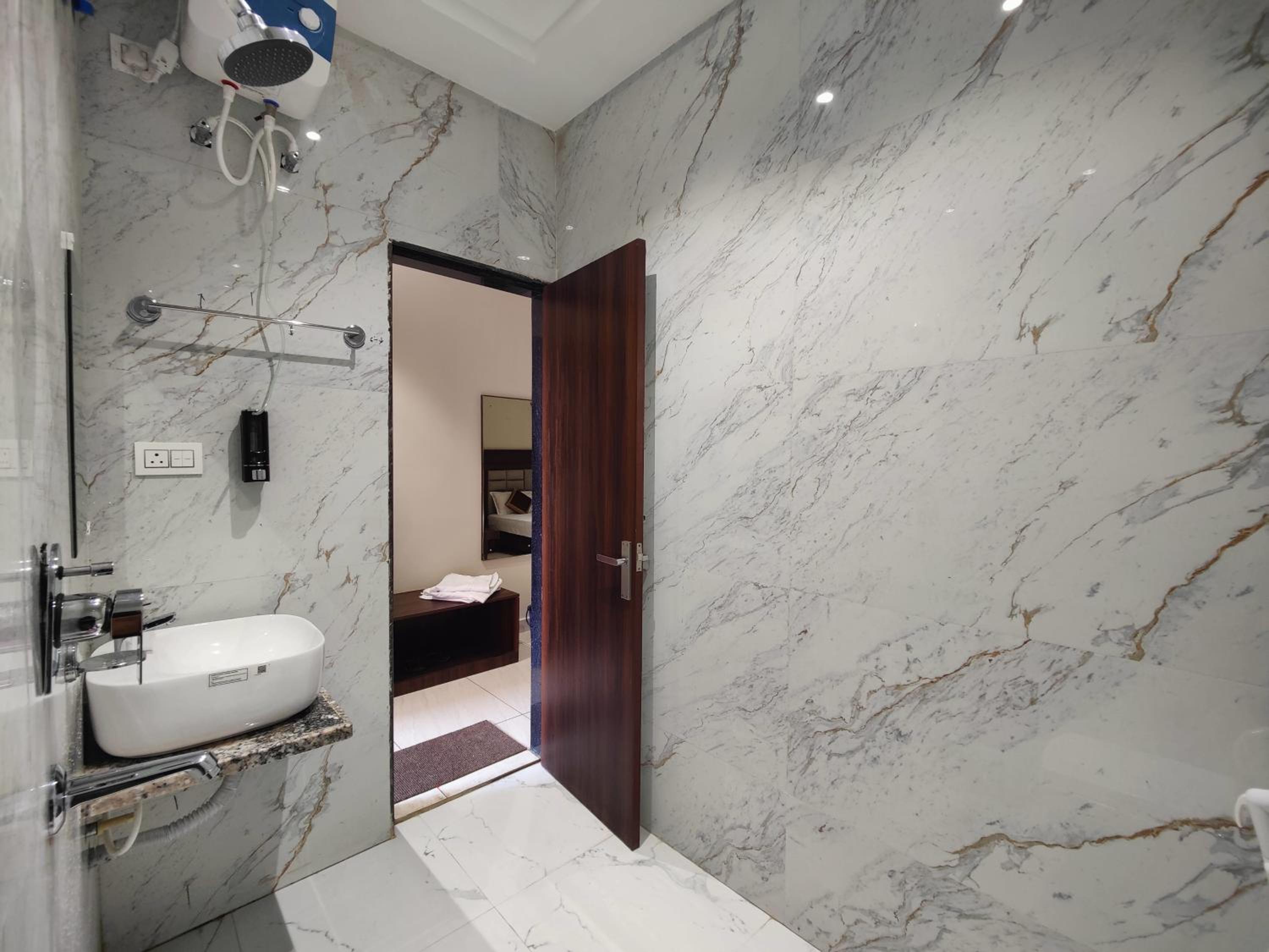 Double Room - Photo 15