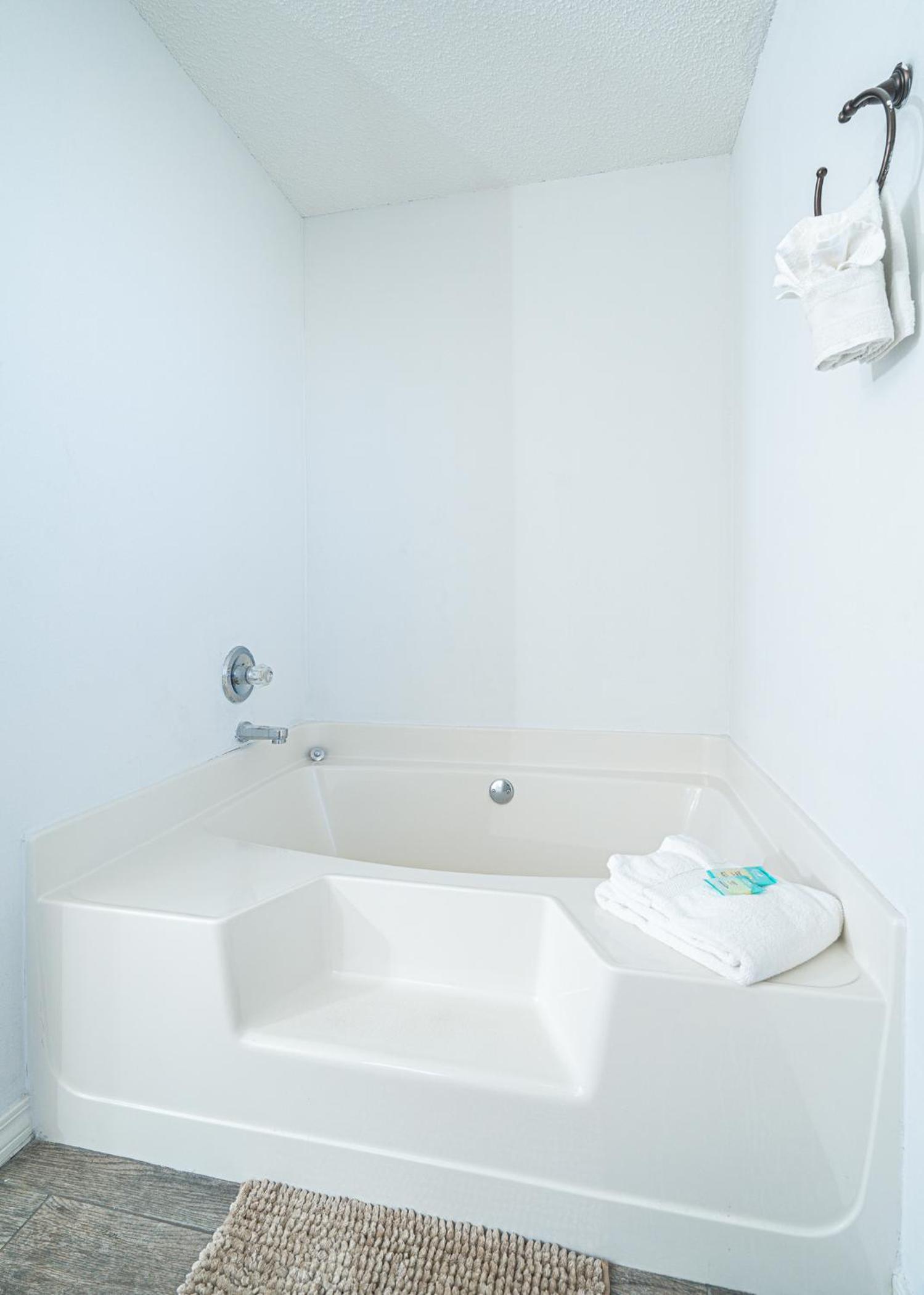 Three-Bedroom House - Photo 3