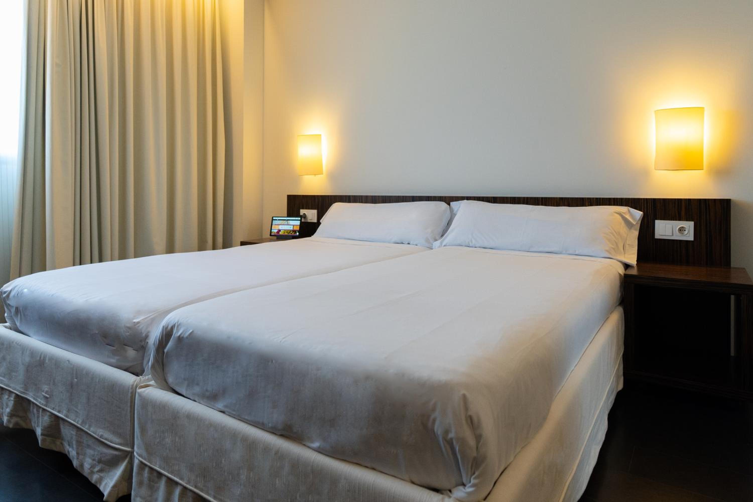 2 Single Beds - Photo 4