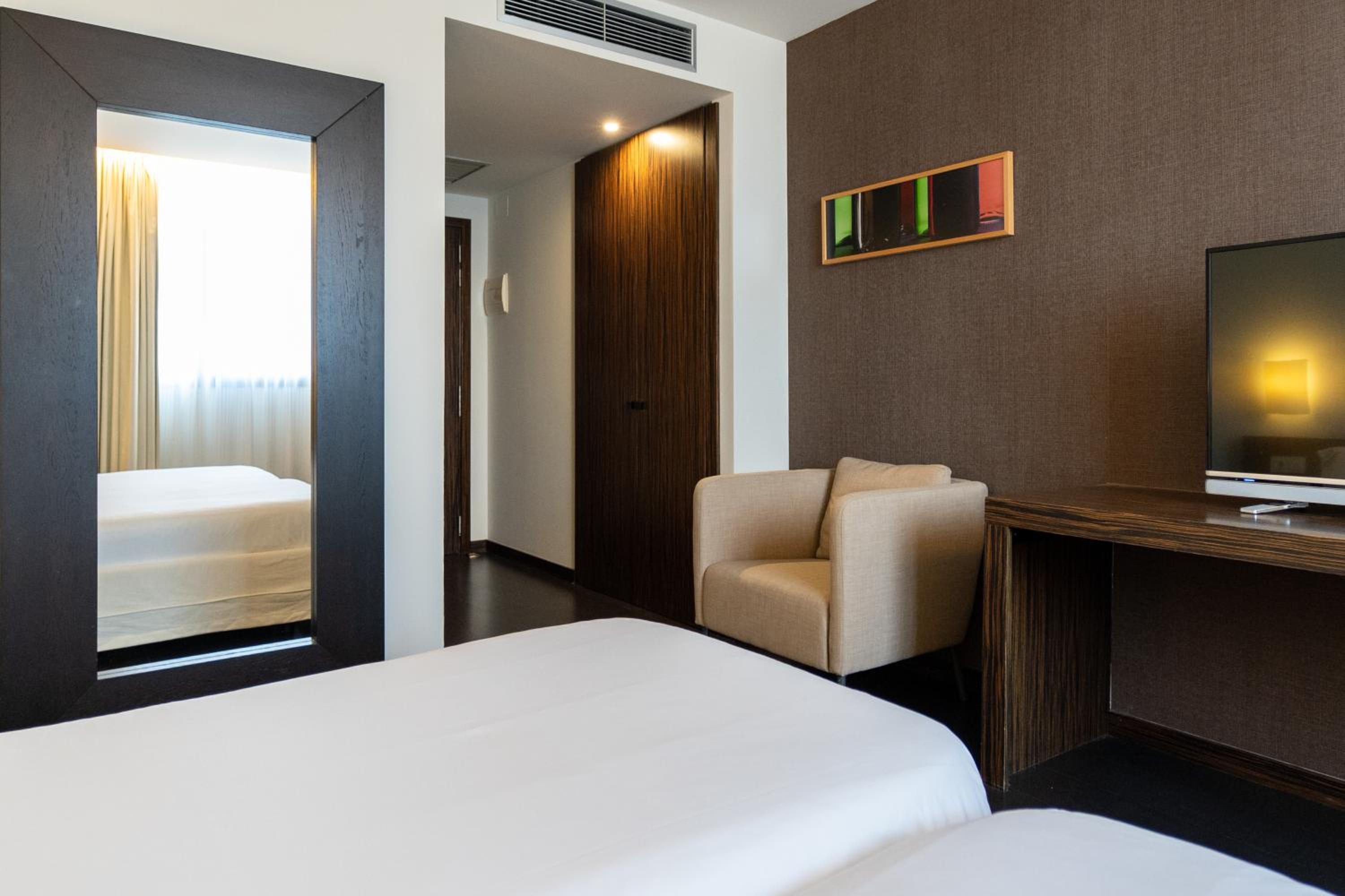 2 Single Beds - Photo 3