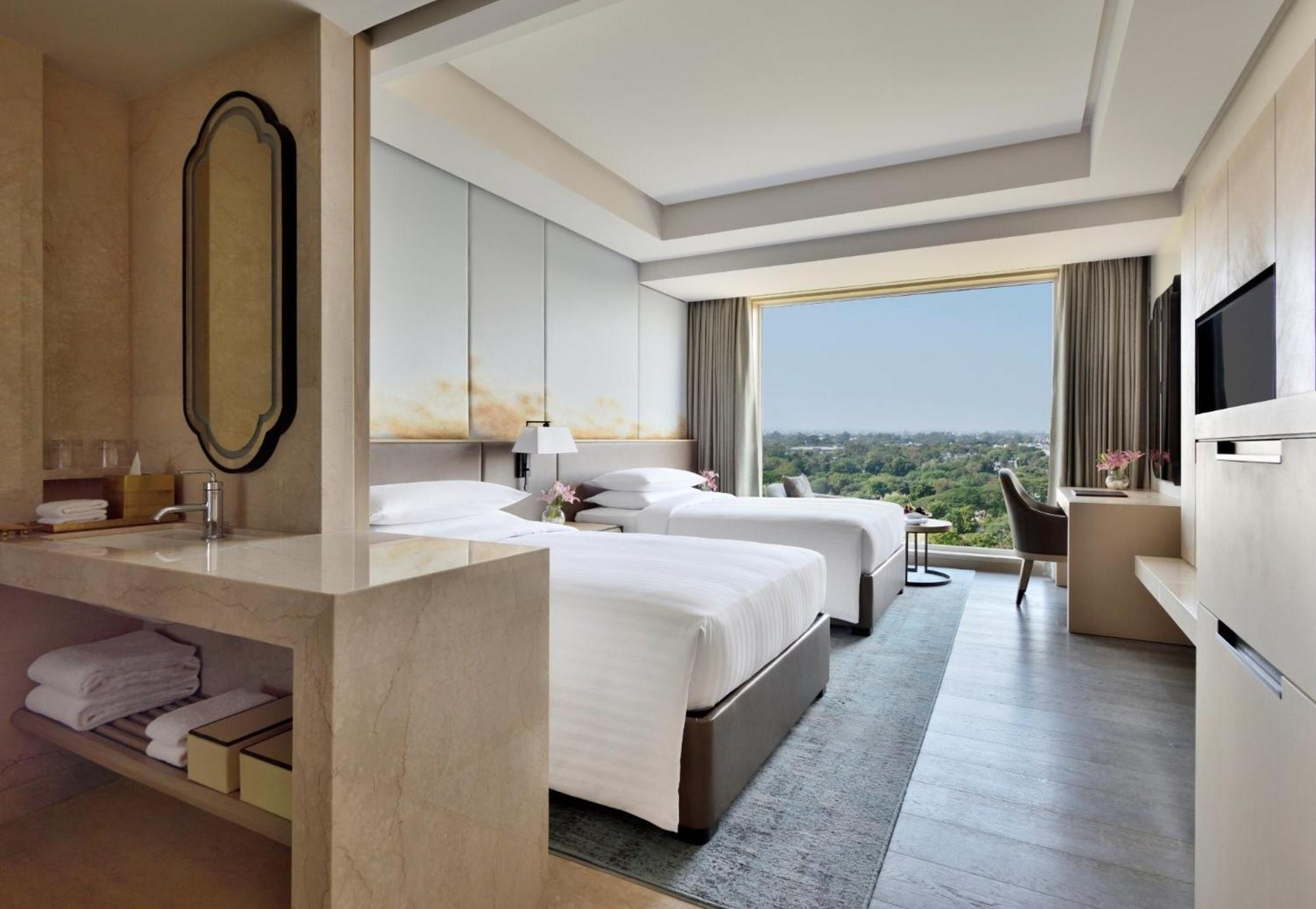 Club Twin, Club Lounge Access, Guest room, 2 Twin/Single Beds - INR 1000 F&B Credit, 1+1 on Selected Beverages (Happy Hours 17:00 -19:00 Hrs)