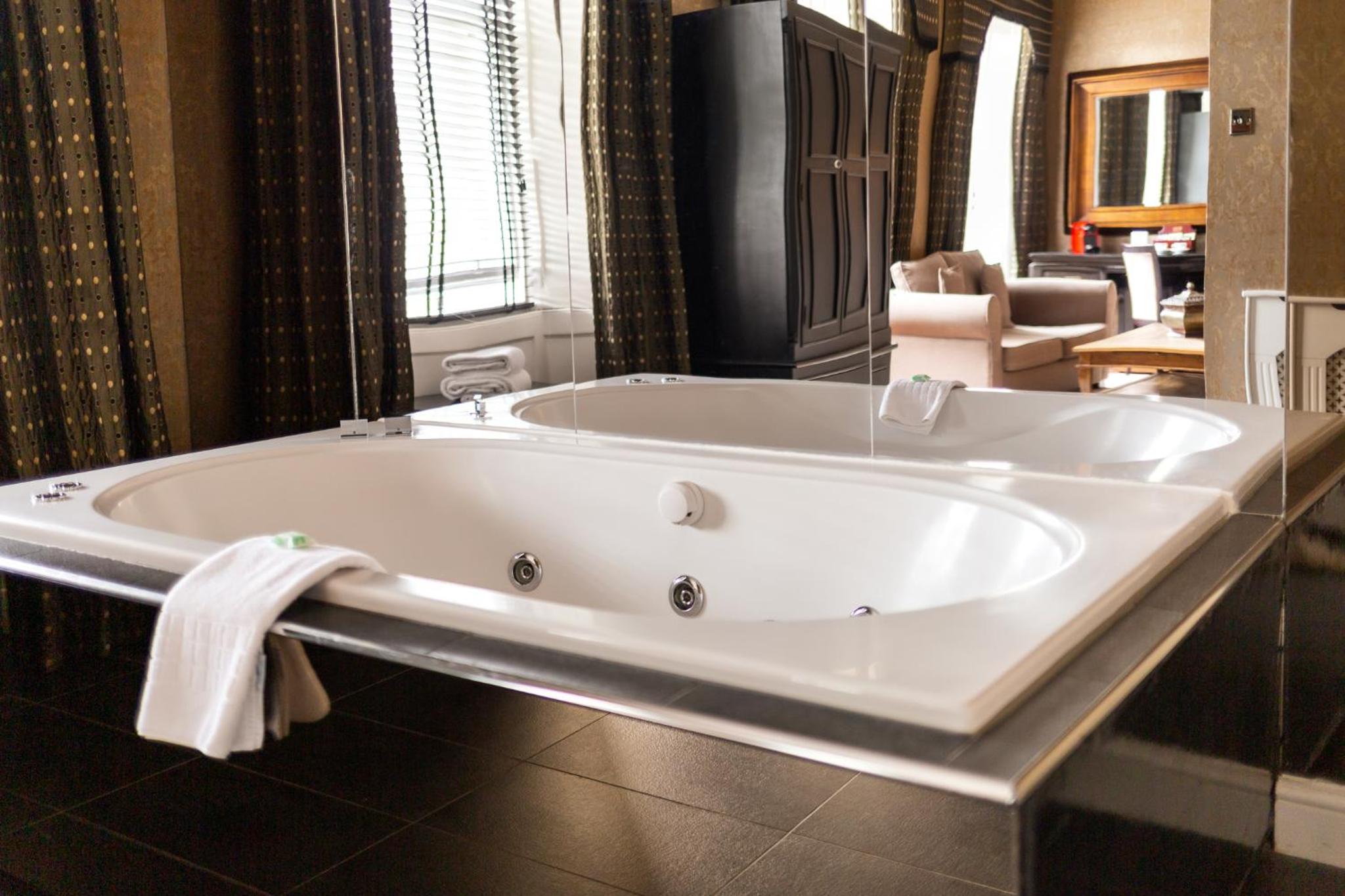 Jacuzzi Suite - Photo 4