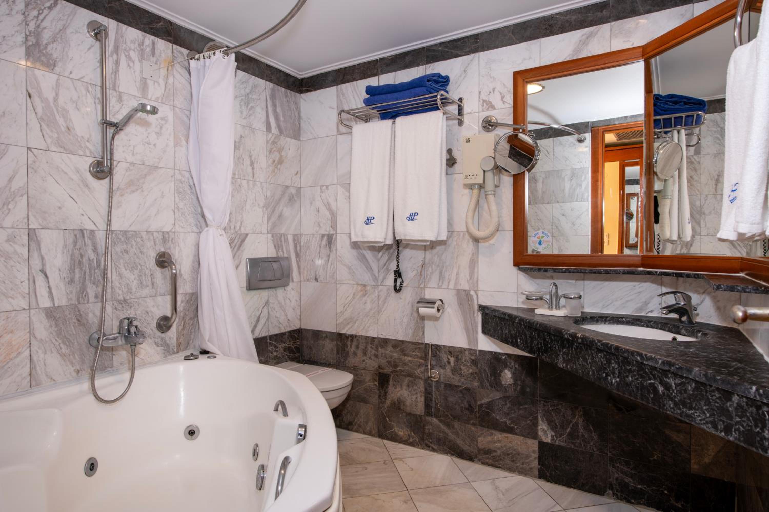 Deluxe Double or Twin Room with Spa Bath photo 2