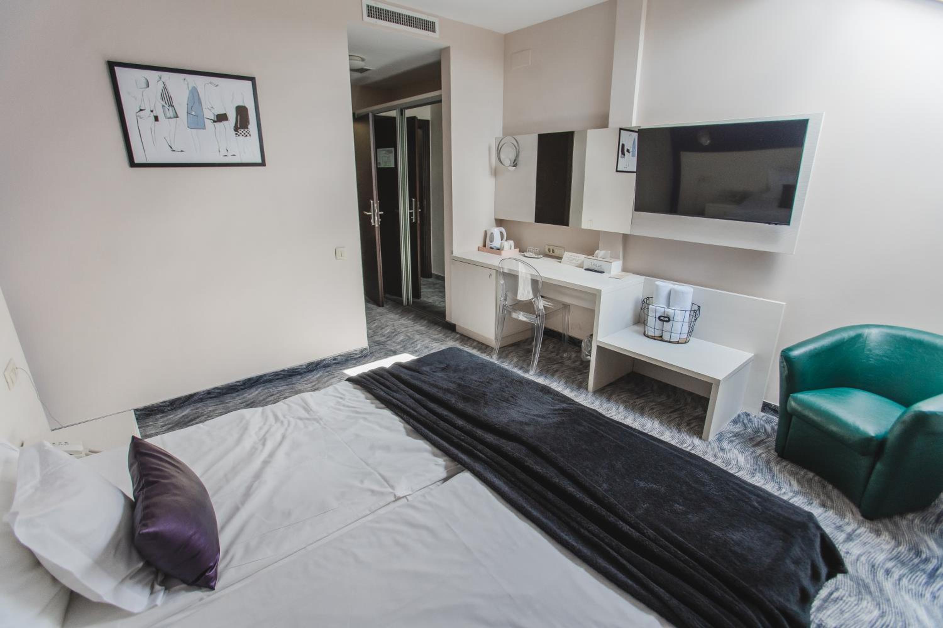 Standard Double Room - Photo 8