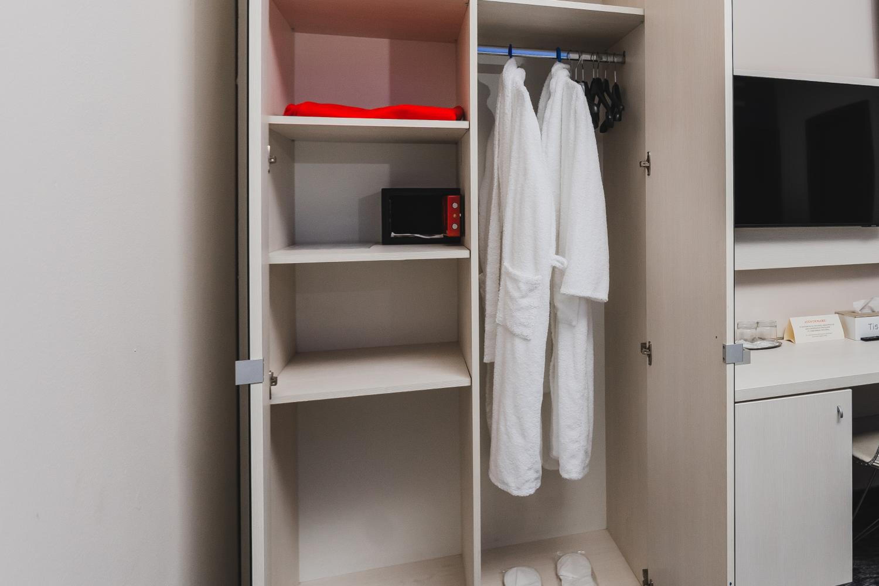 Standard Double Room - Photo 13