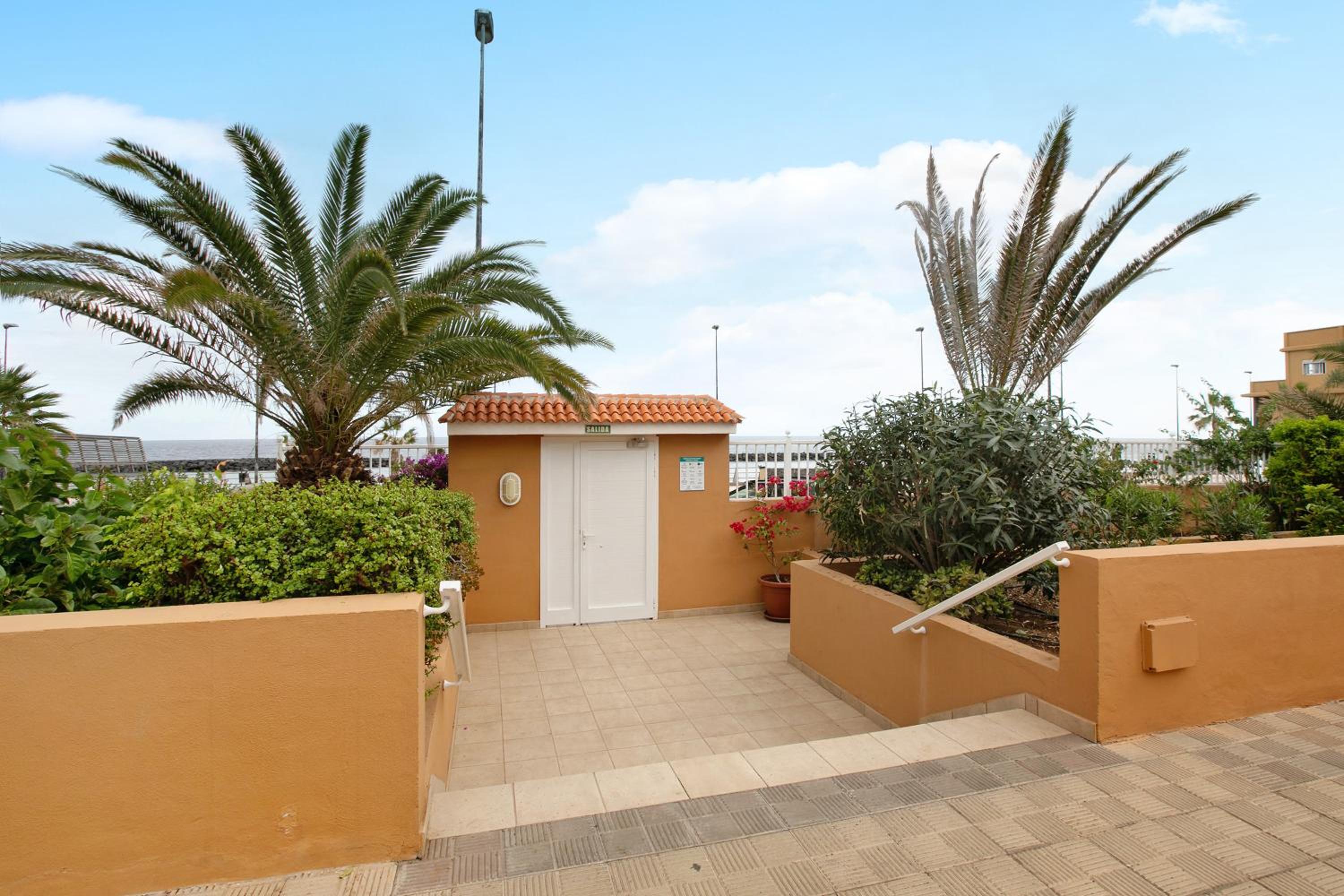 Two-Bedroom Deluxe Apartment with Garden View photo 3
