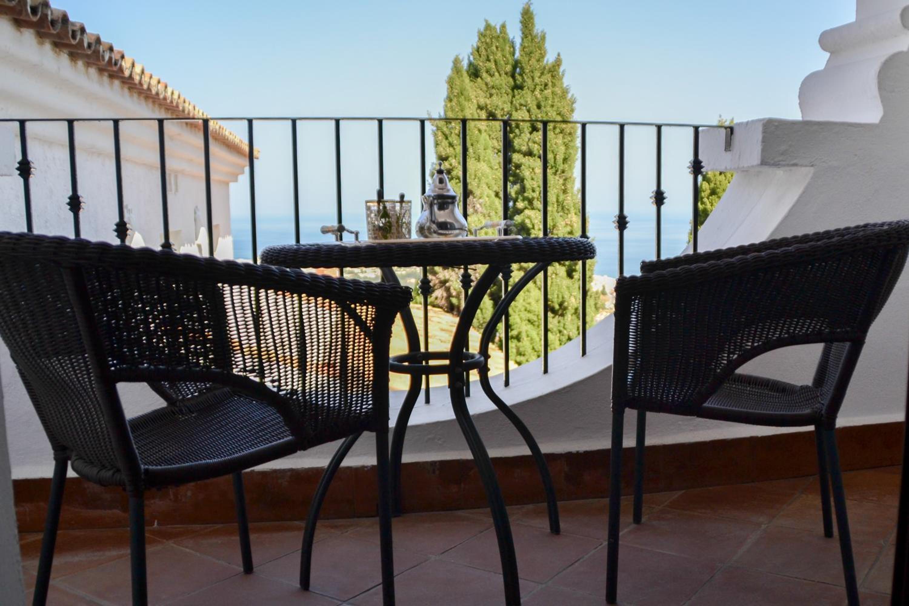 Double or Twin Room with Balcony and Sea View photo 3