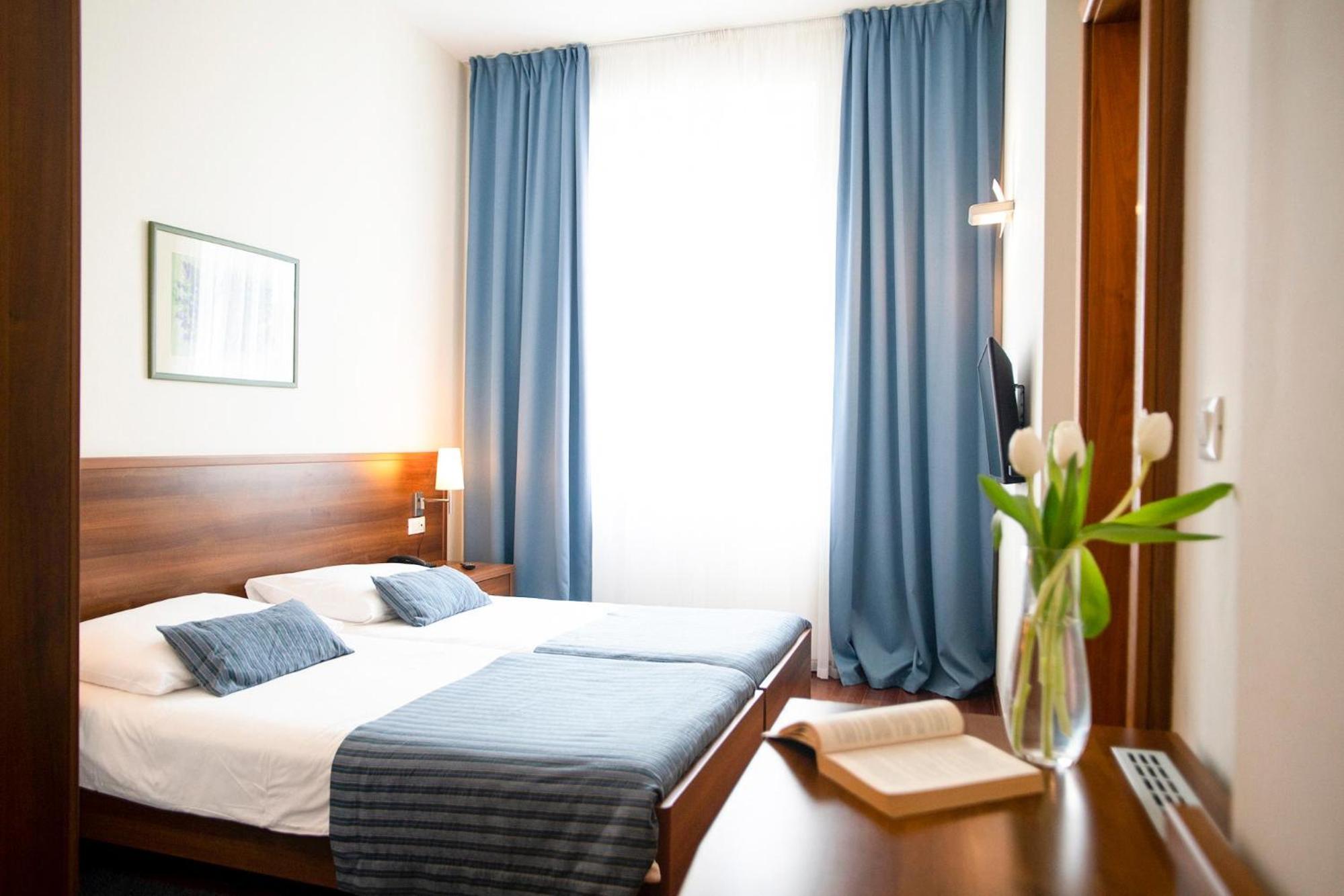 Premium Double Room - Photo 8