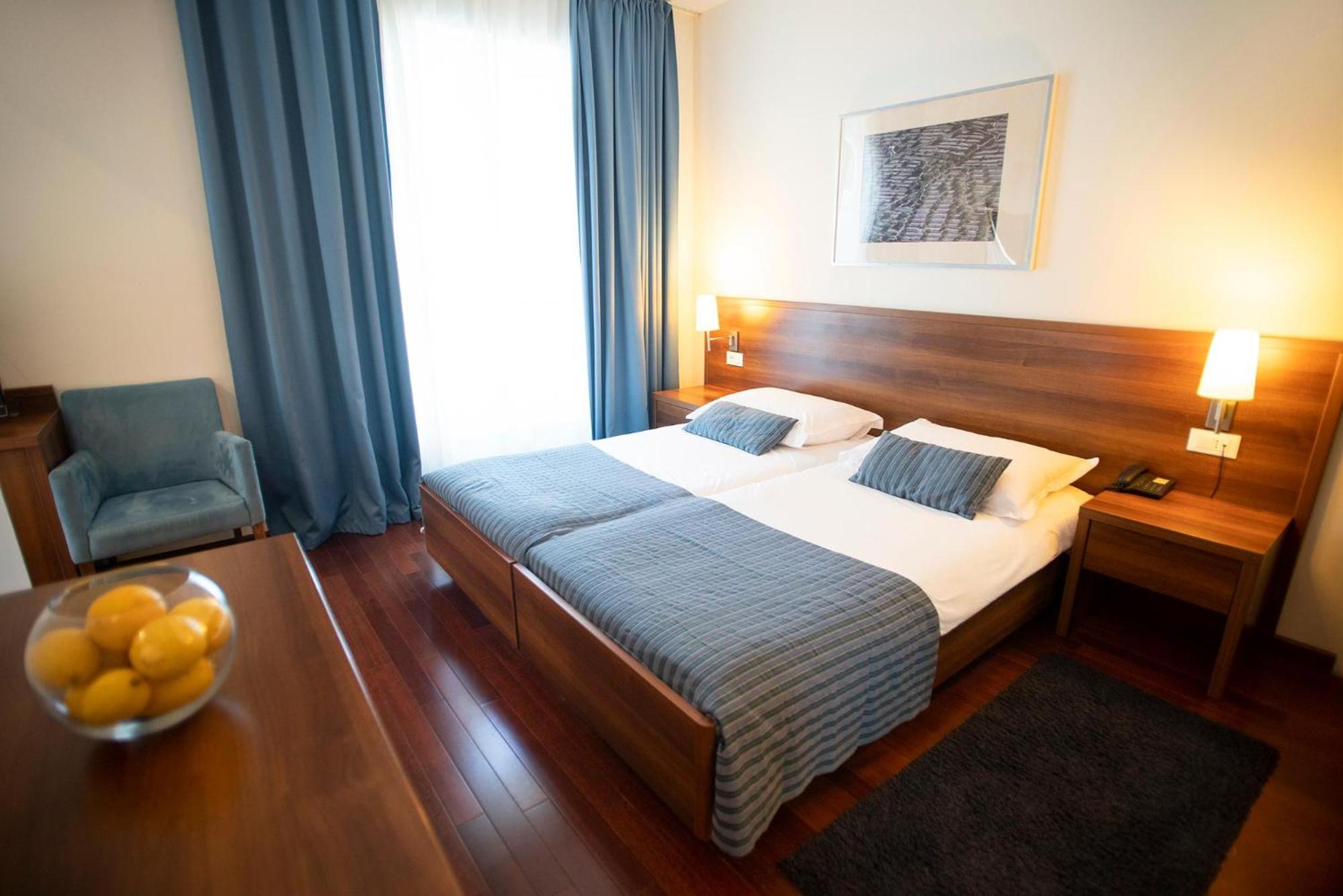 Premium Double Room - Photo 11
