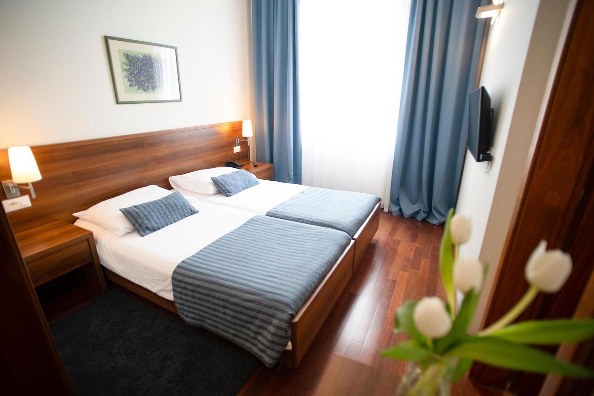 Premium Double Room - Photo 7