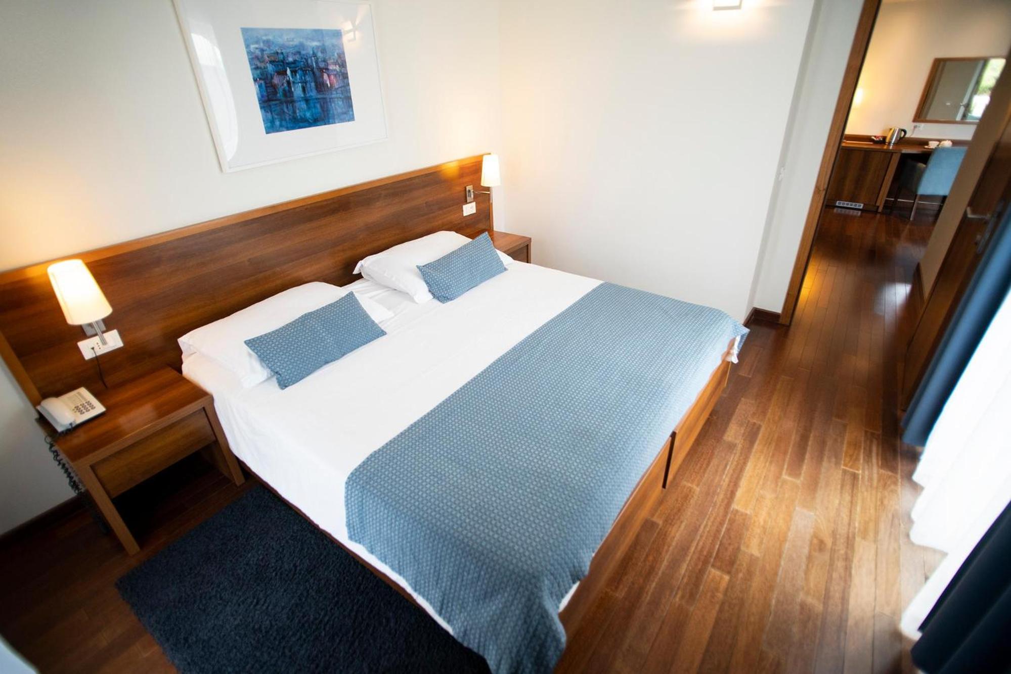 Premium Double Room - Photo 9