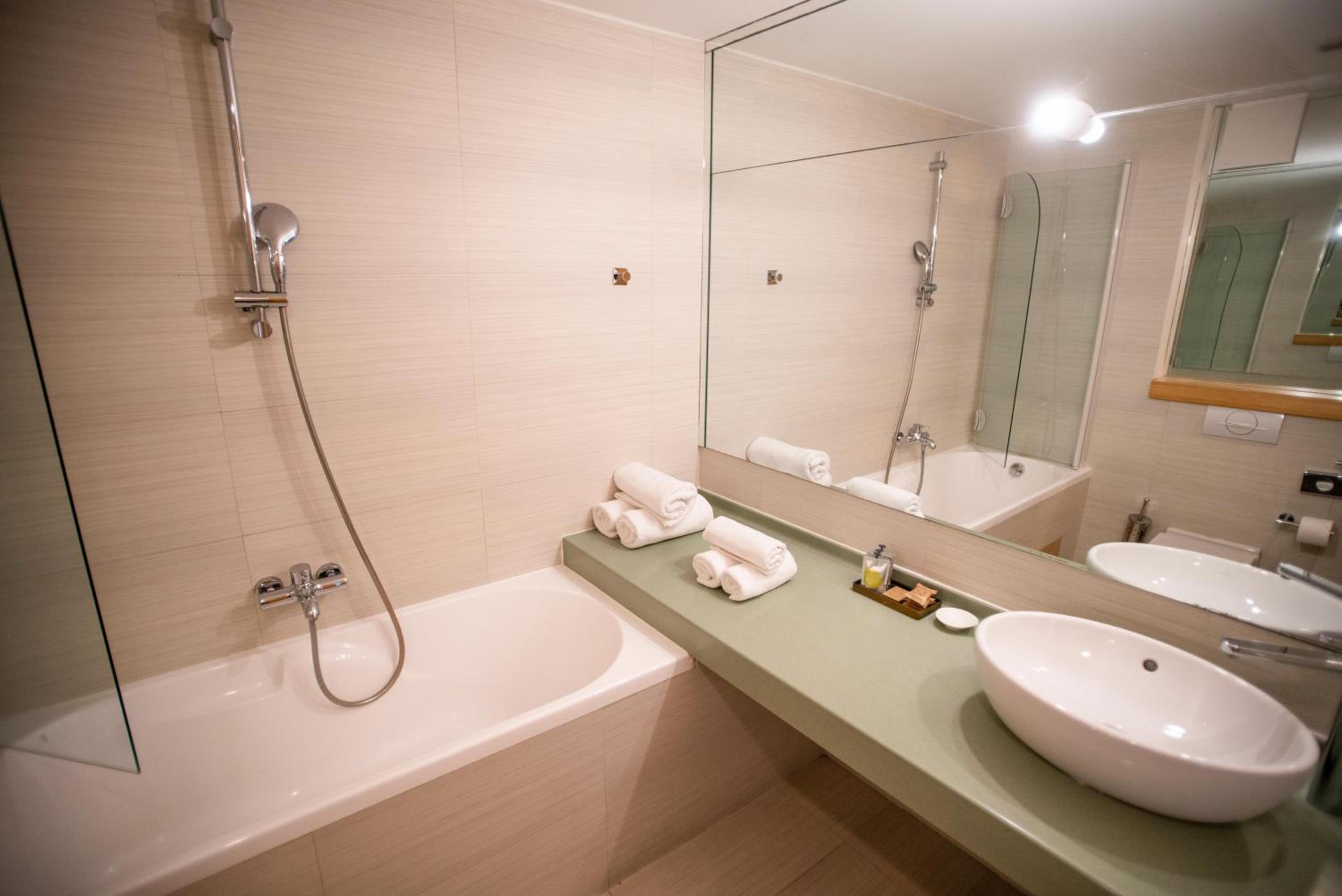 Superior Double Room with Balcony and Park View - Photo 4