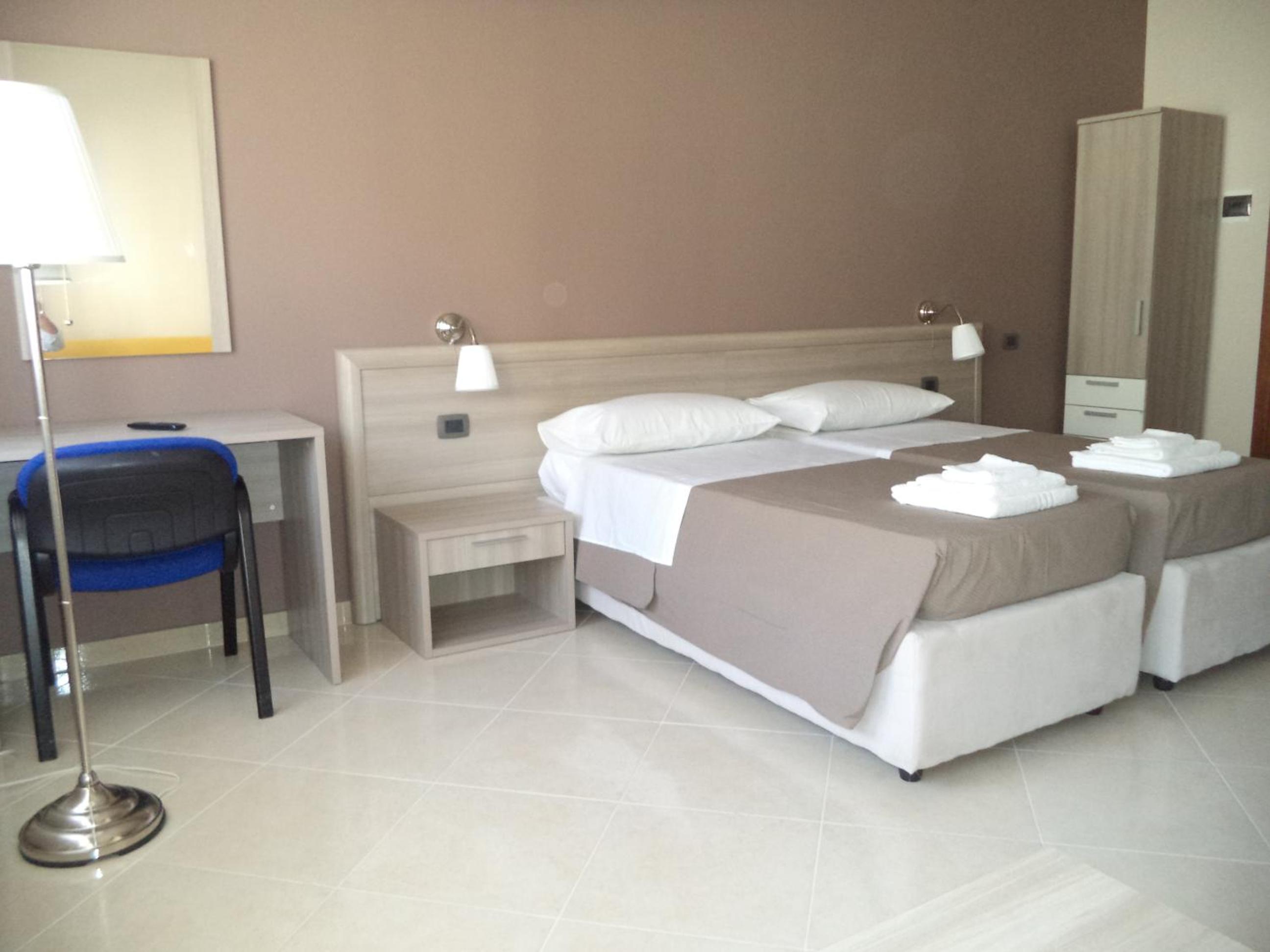 Double or Twin Room with Bathroom - Photo 1