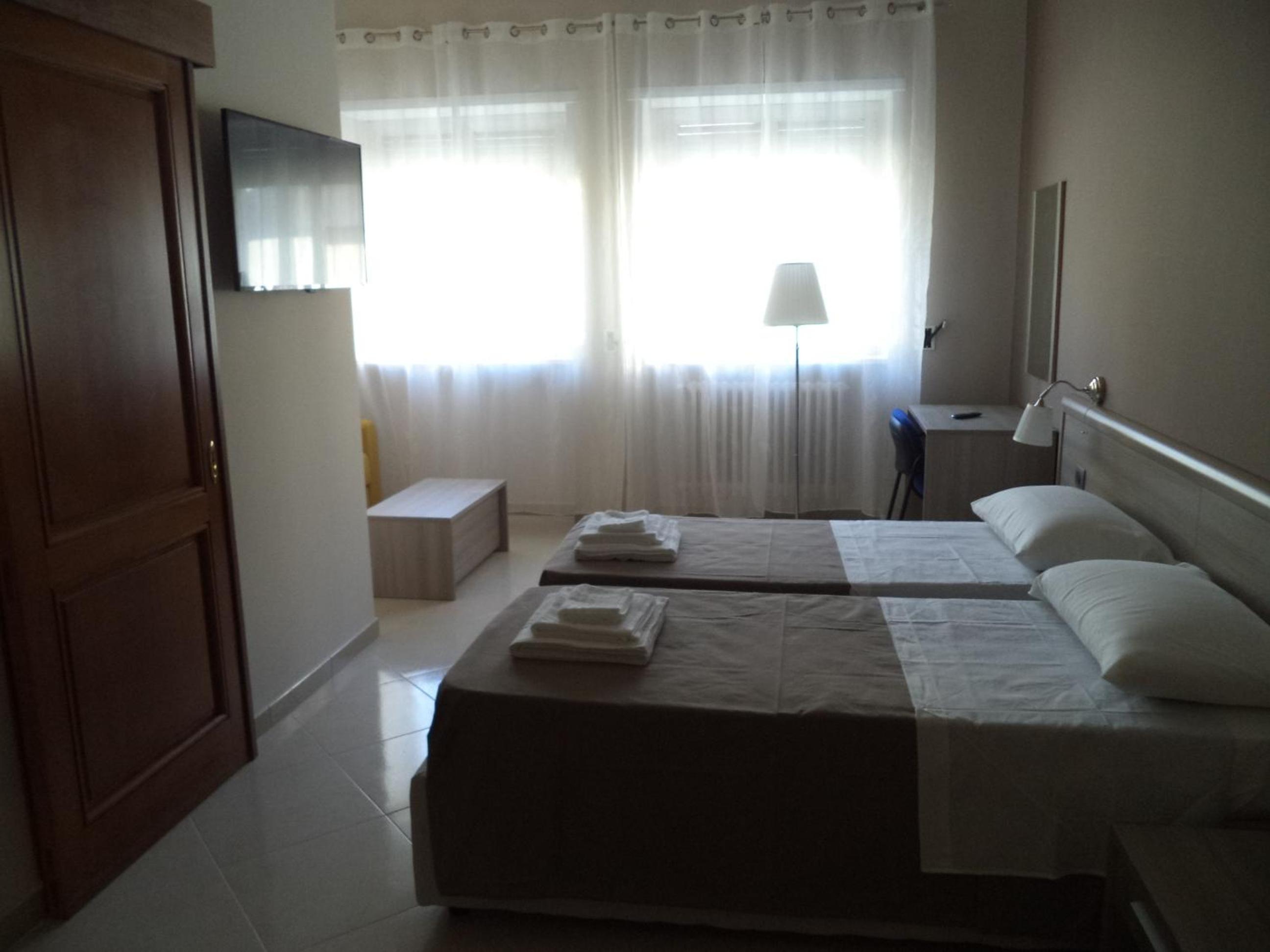 Double or Twin Room with Bathroom - Photo 5