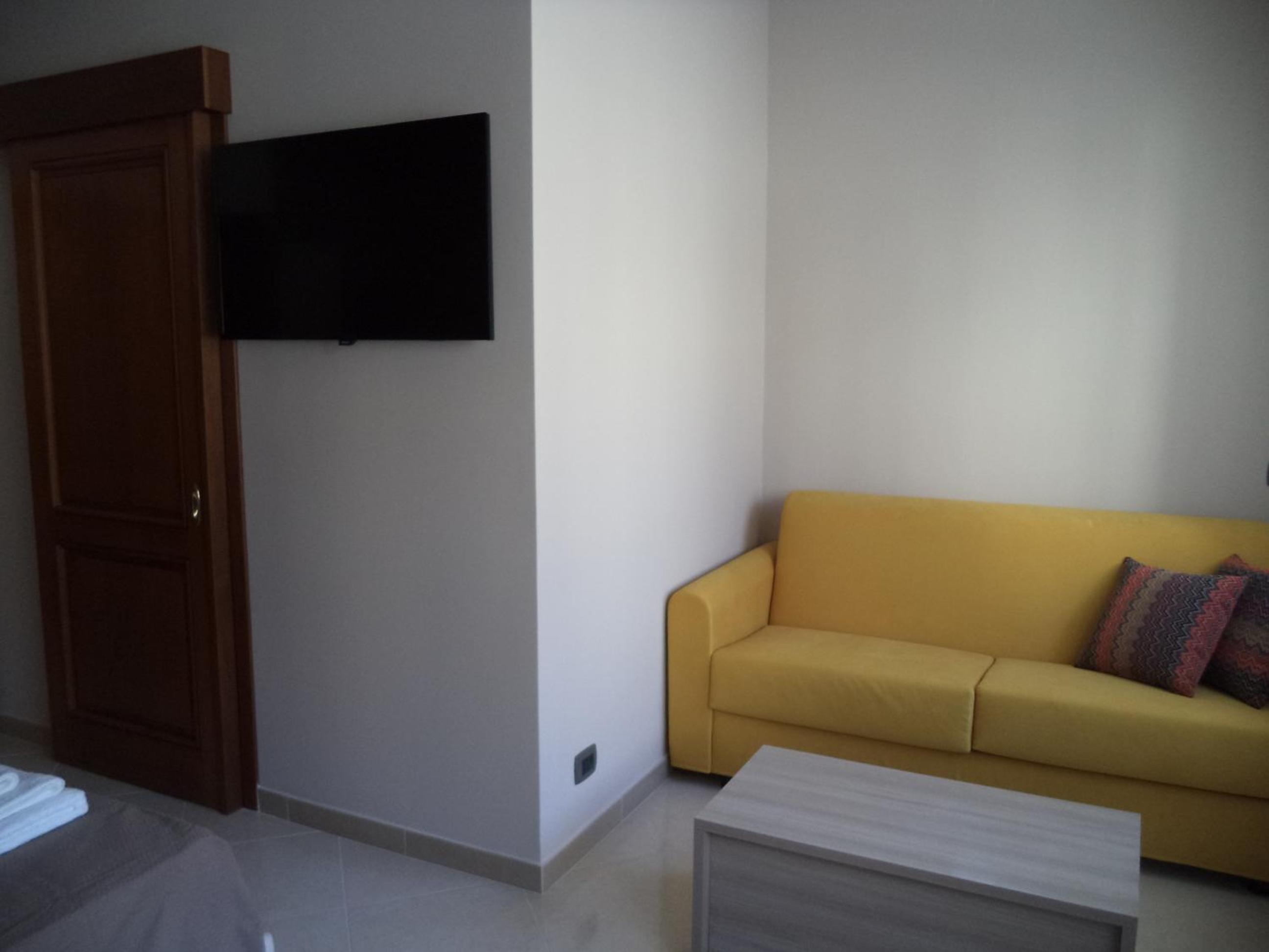 Double or Twin Room with Bathroom - Photo 3